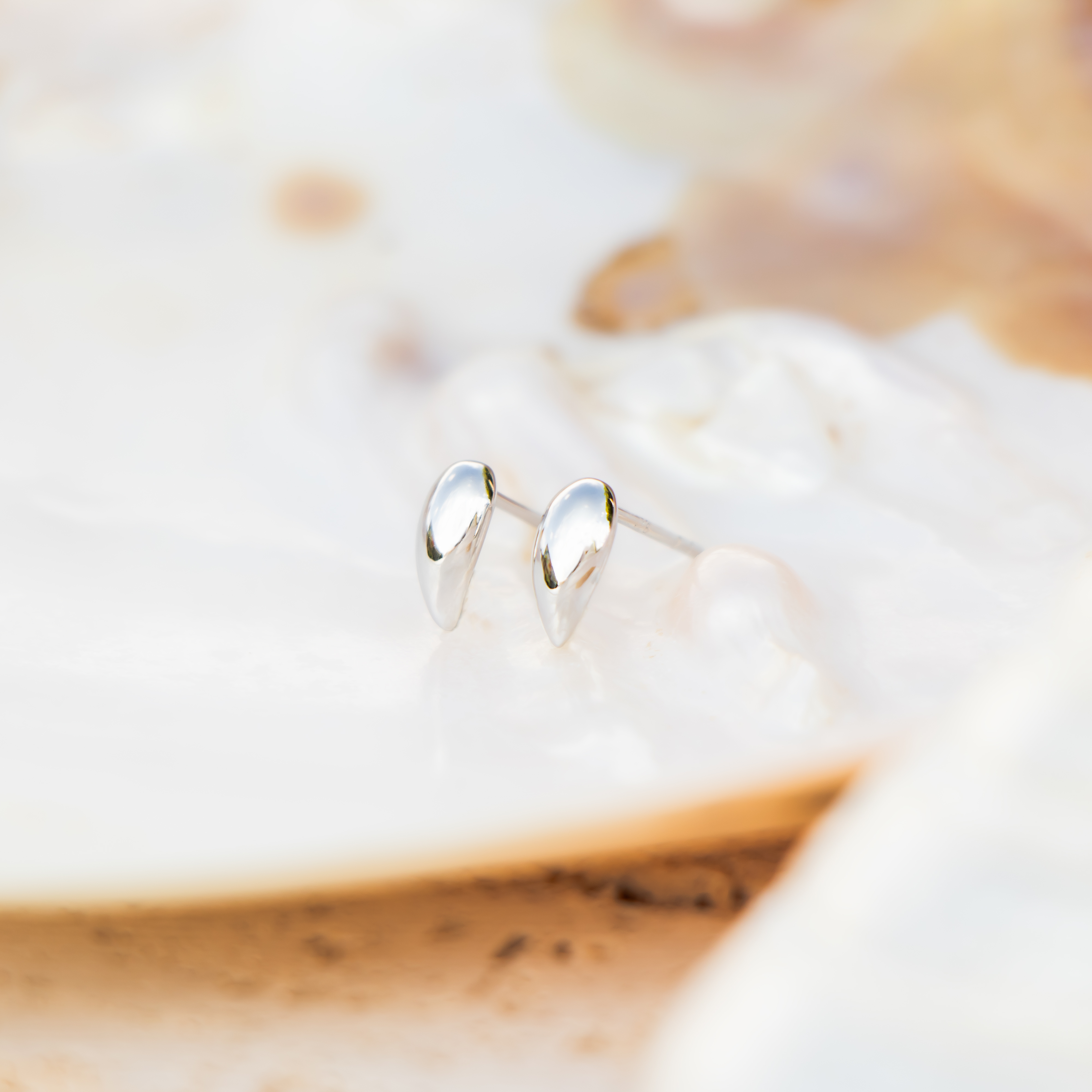 水滴形狀的純銀耳環,可以改為耳夾
