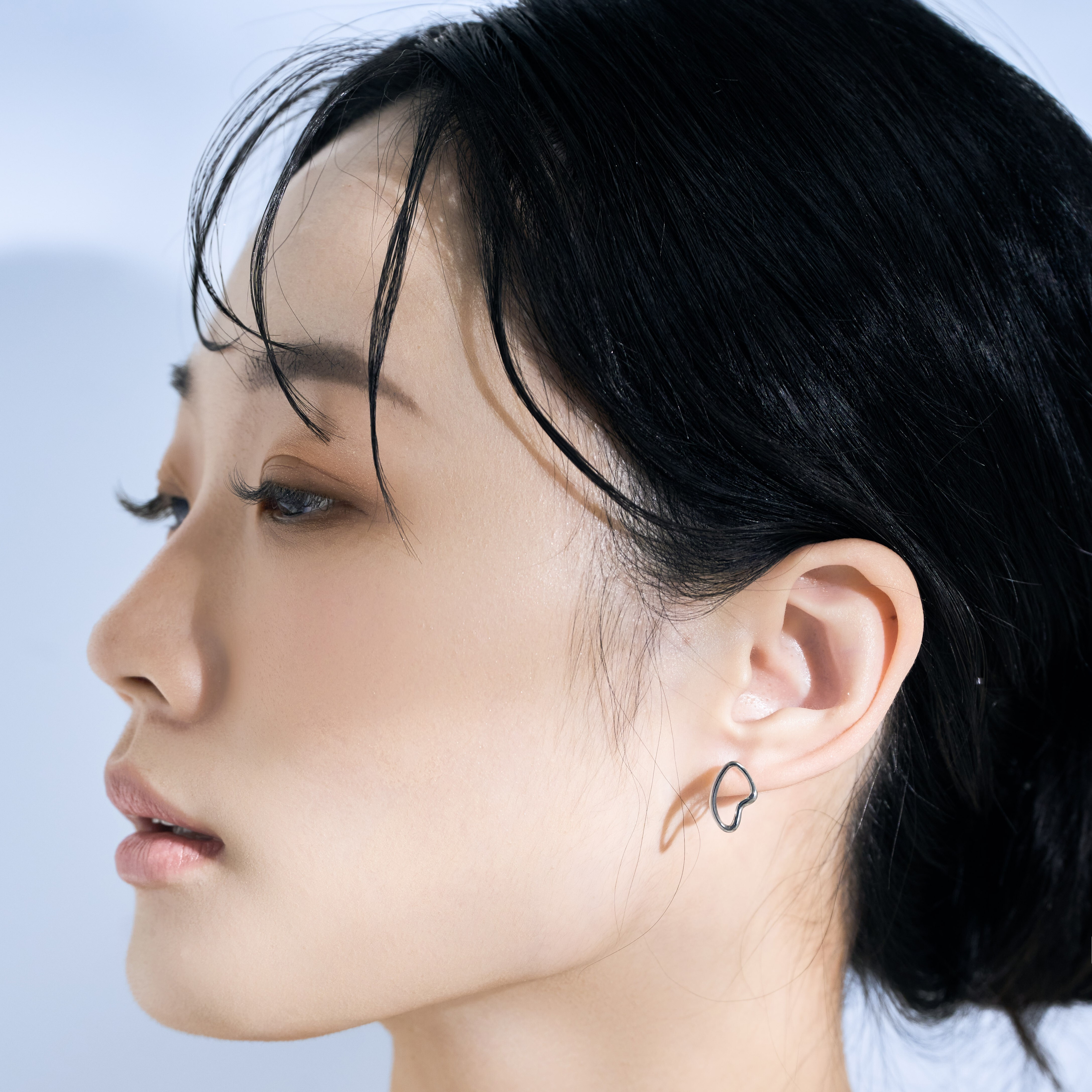 特殊流線造型的純銀耳環,可改耳夾