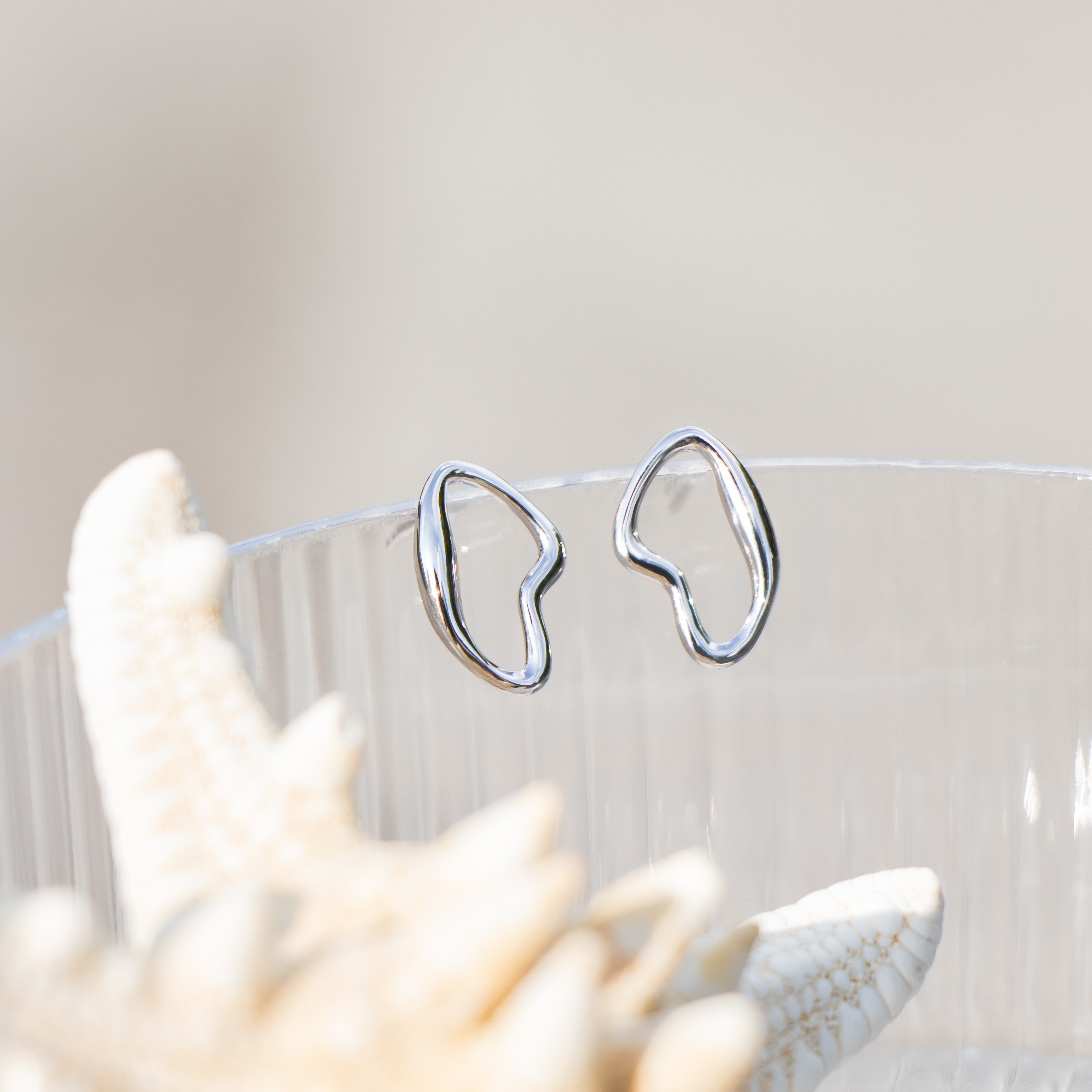 特殊流線造型的純銀耳環,可改耳夾