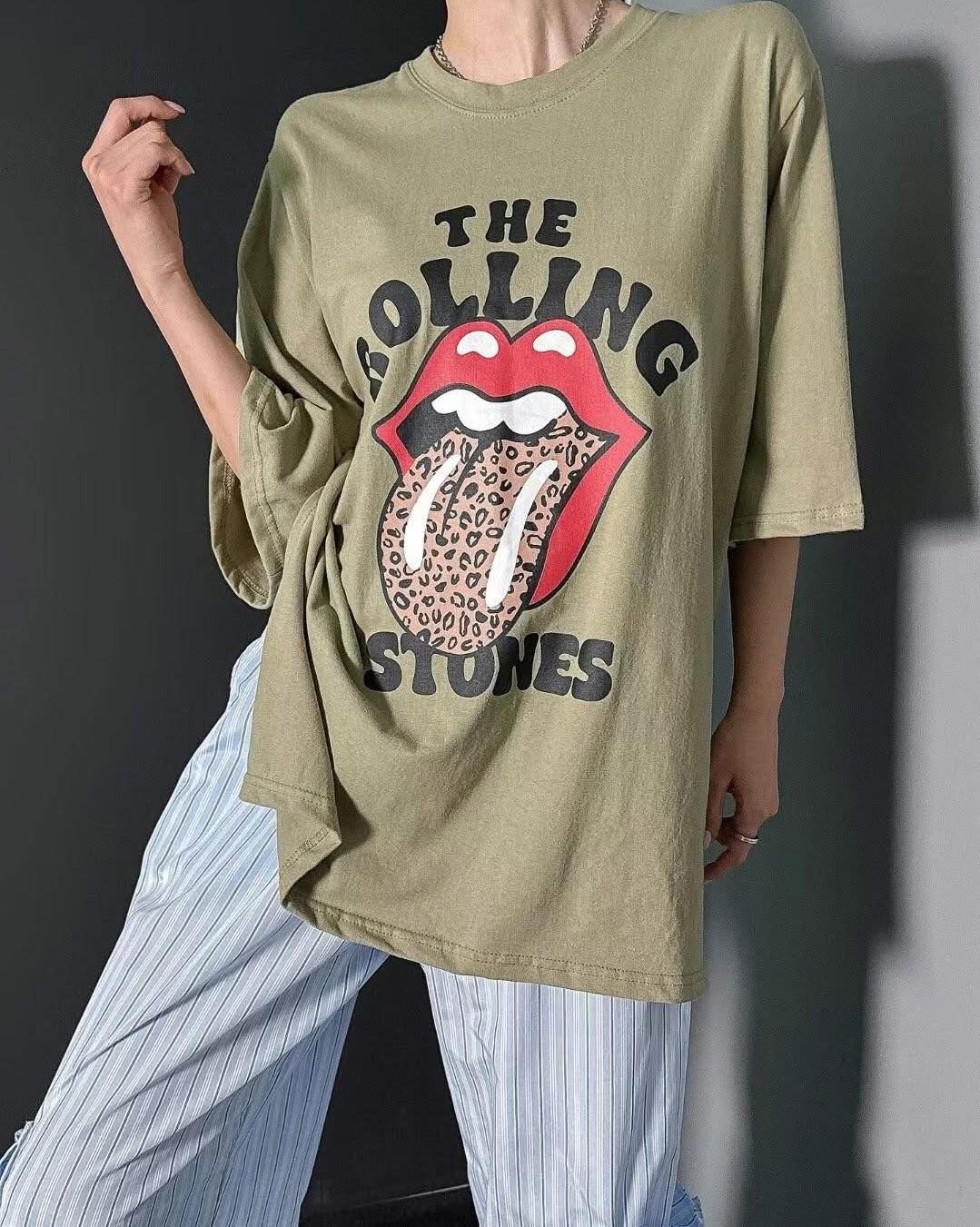 【時髦百搭的美式咬唇字母造型tee】（現貨）