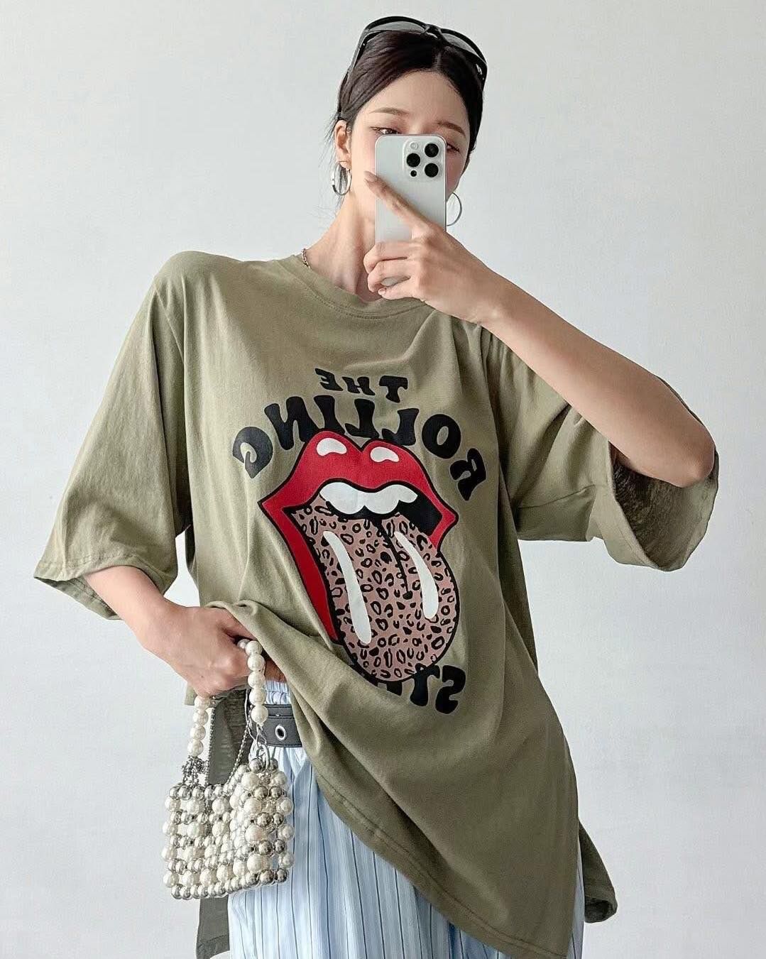 【時髦百搭的美式咬唇字母造型tee】（現貨）