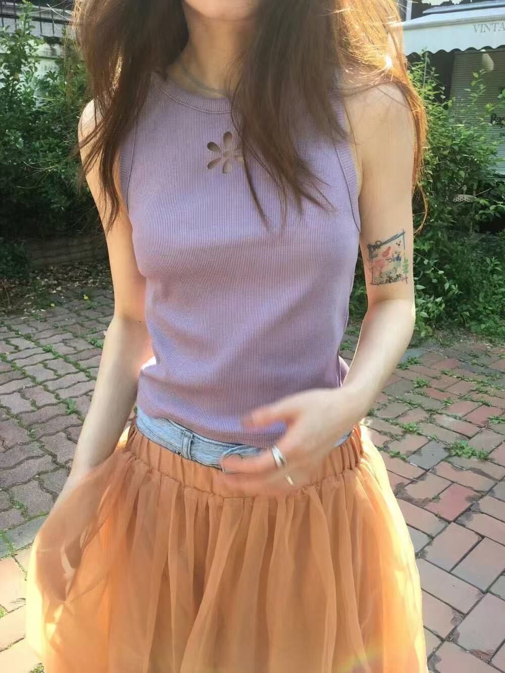 #V009 鏤空花花背心