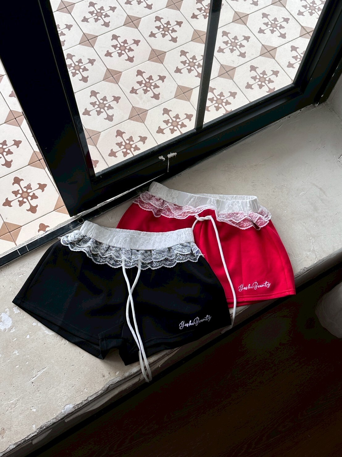 蕾絲拼接褲頭休閒短褲 2colors