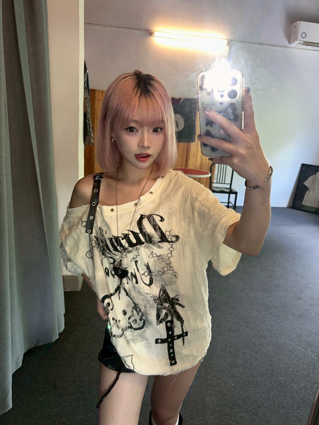 破壞感Kitty塗鴉 斜肩皮帶上衣 2colors