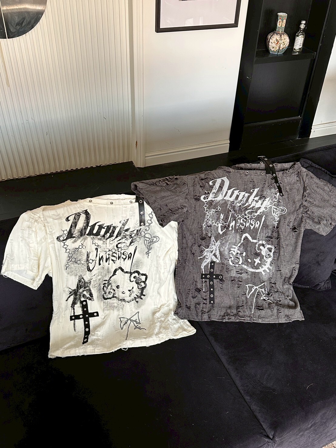 破壞感Kitty塗鴉 斜肩皮帶上衣 2colors