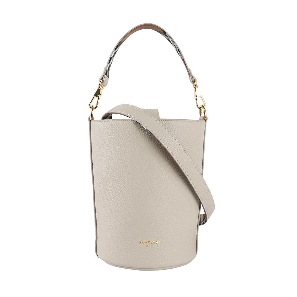 【Burberry】金色Logo 素面粒紋牛皮小款水桶包(石灰白)