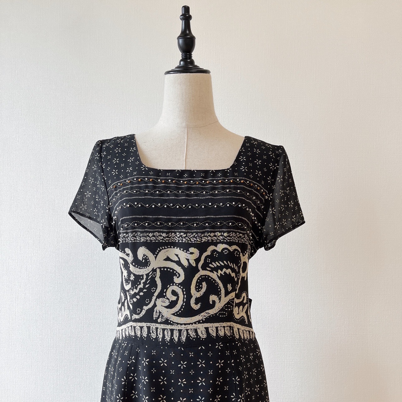 黑色串珠刺繡雪紡質連身裙