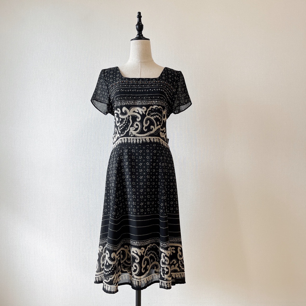 黑色串珠刺繡雪紡質連身裙