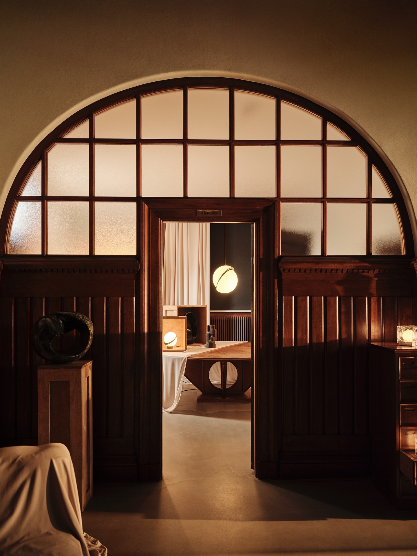 英國設計師 Lee Broom 首度參與丹麥 3daysofdesign 在歷史建築呈現 Asia House 回顧展《From Here Now》  以及可攜式燈具「Chant」全球首度發表