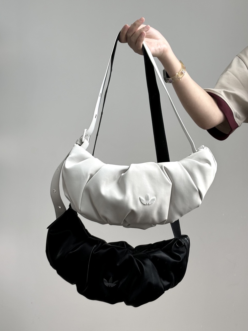 ADIDAS 皮革皺摺牛角包 手提包 斜背包 肩背包 可調節 三葉草 淺灰 灰白 KC1420 黑色 KC1419 / 預購