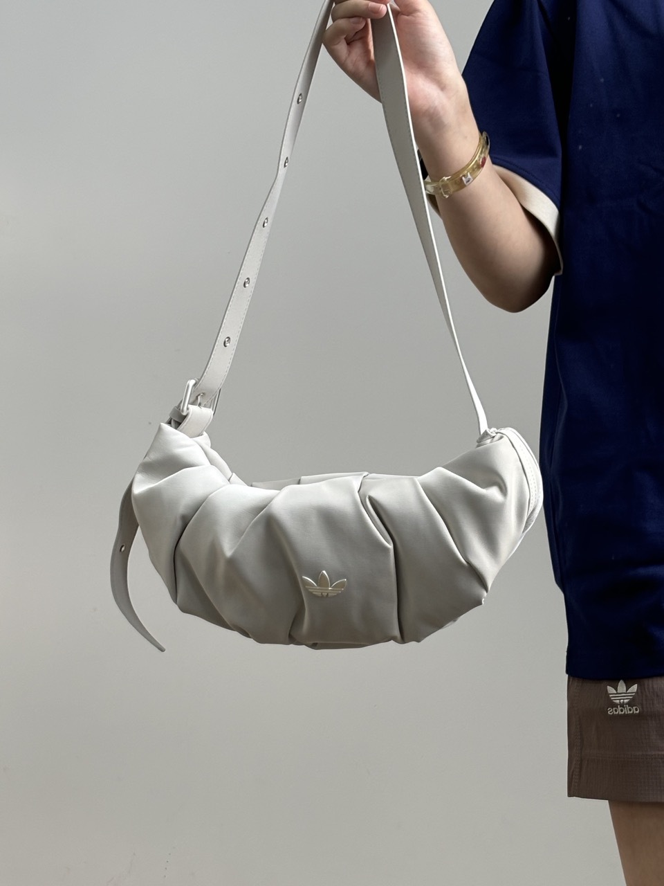 ADIDAS 皮革皺摺牛角包 手提包 斜背包 肩背包 可調節 三葉草 淺灰 灰白 KC1420 黑色 KC1419 / 預購