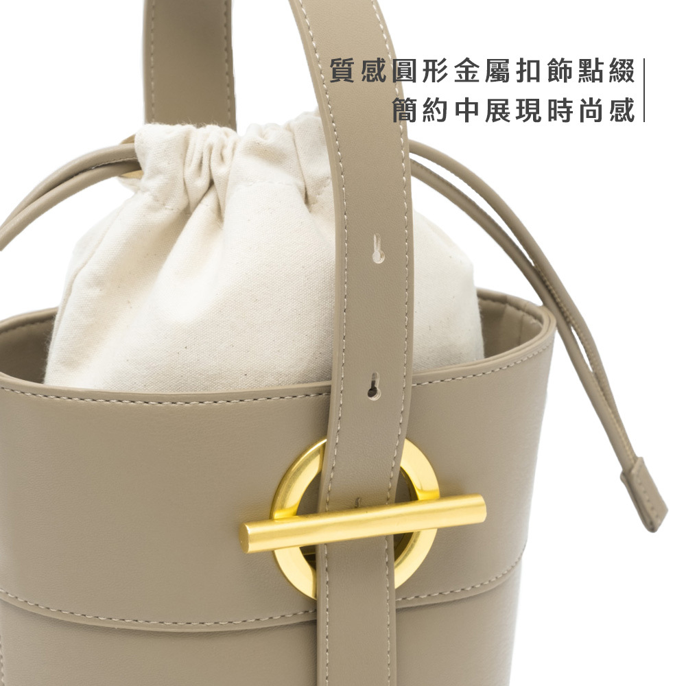 chooshop,選品,北歐小刺蝟,水桶包,手提包,側背包,兩用包,PU皮革包,焦糖色,簡約女包,小包推薦,輕量側背包,日常包款,可拆內袋,時尚百搭包,金屬扣飾包,通勤包,休閒包,約會包,水桶造型包