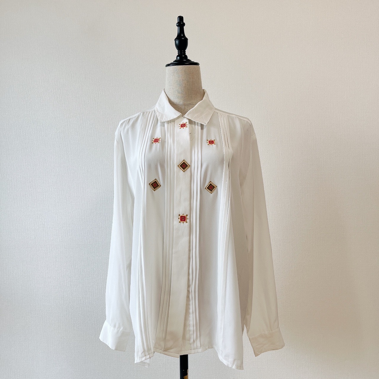 白色方格刺繡圖案古著上衣