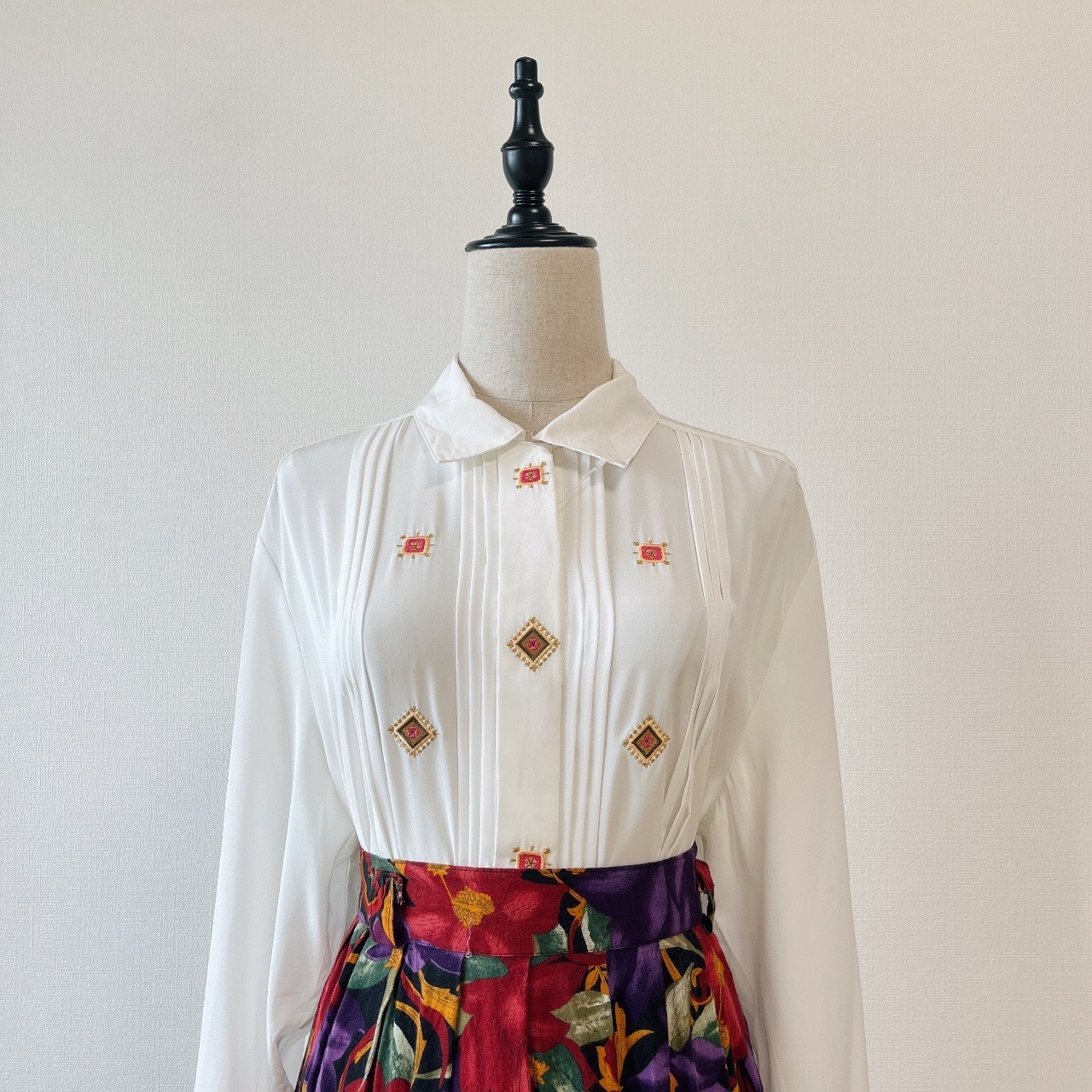 白色方格刺繡圖案古著上衣