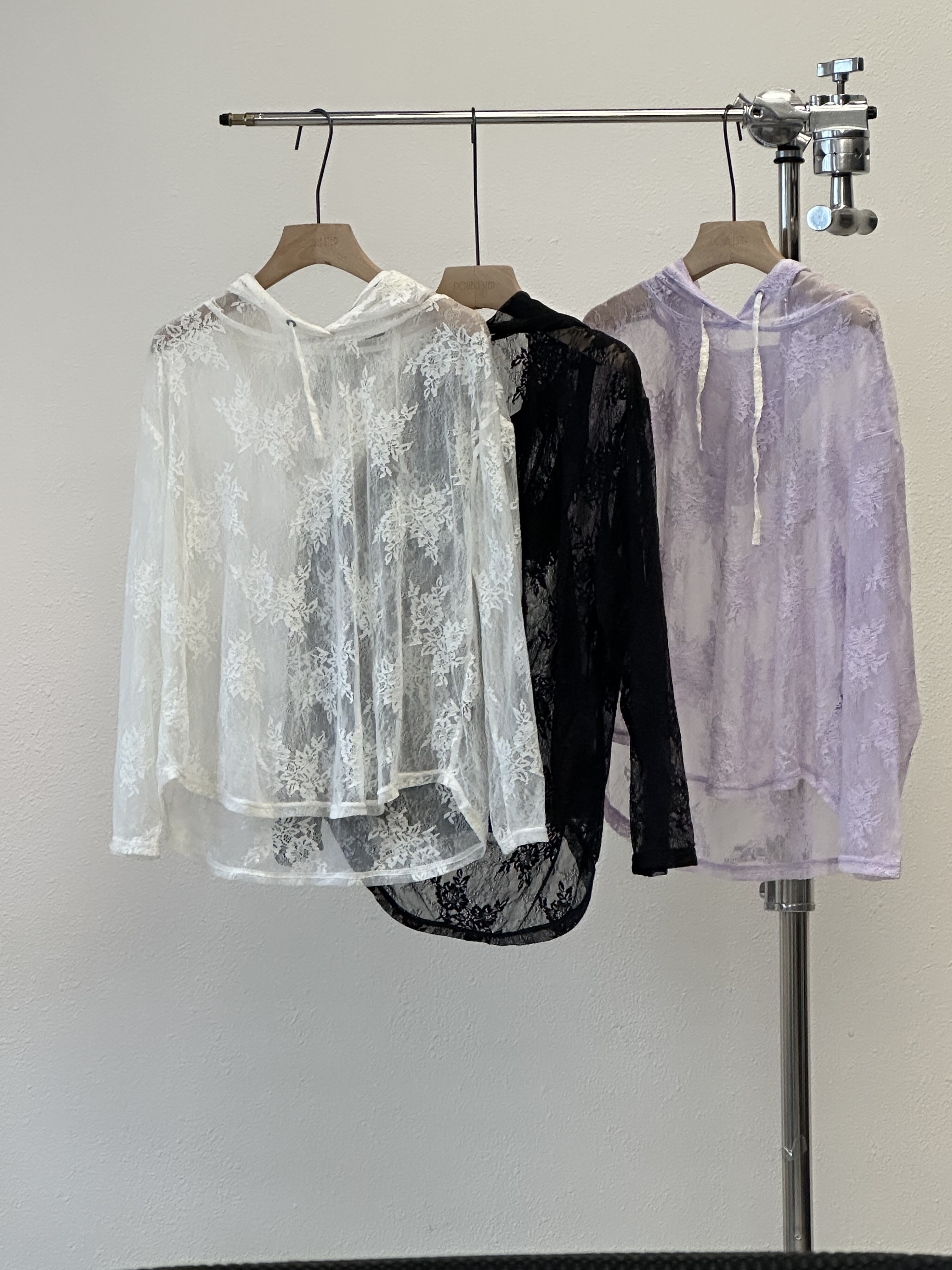 內外穿都可以 ～ 有帽蕾絲上衣 - BL52773