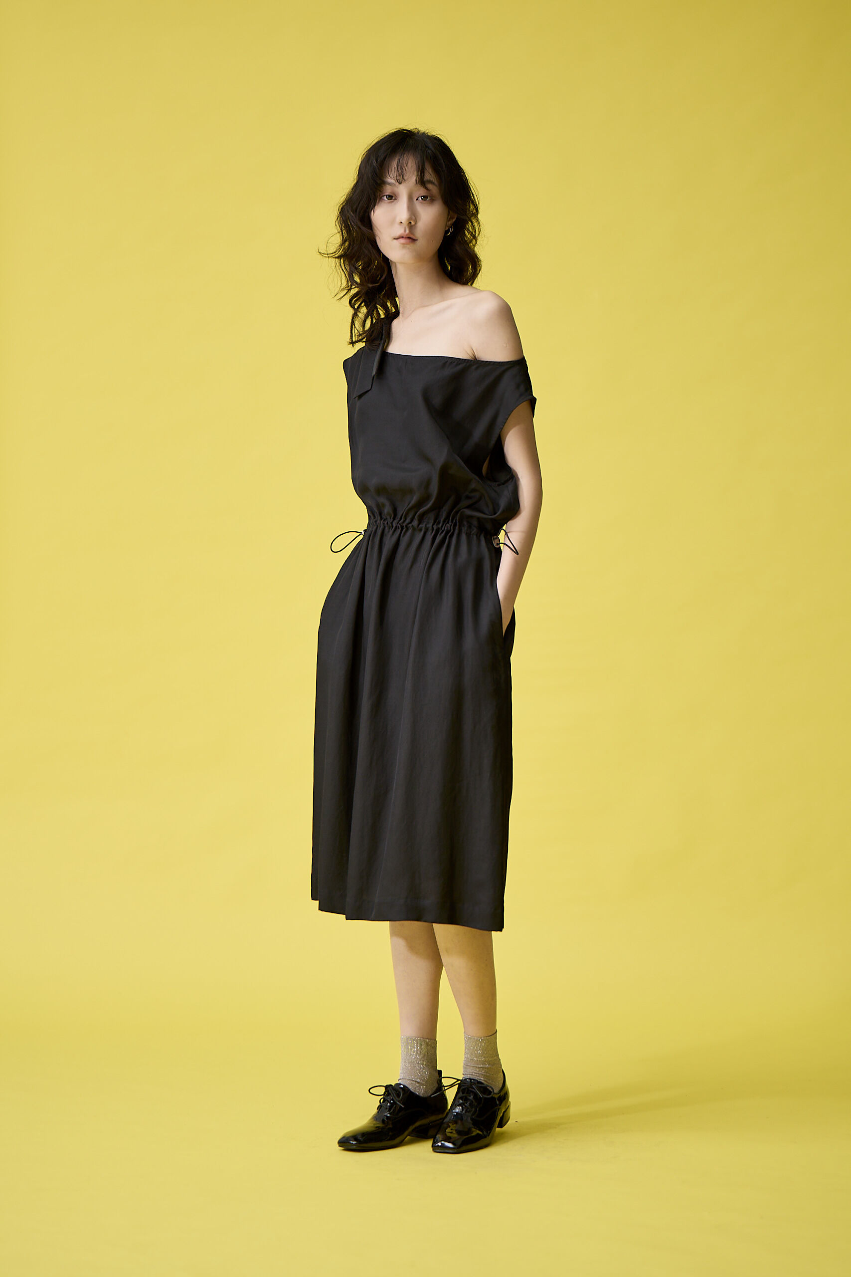 平領綁帶抽繩洋裝