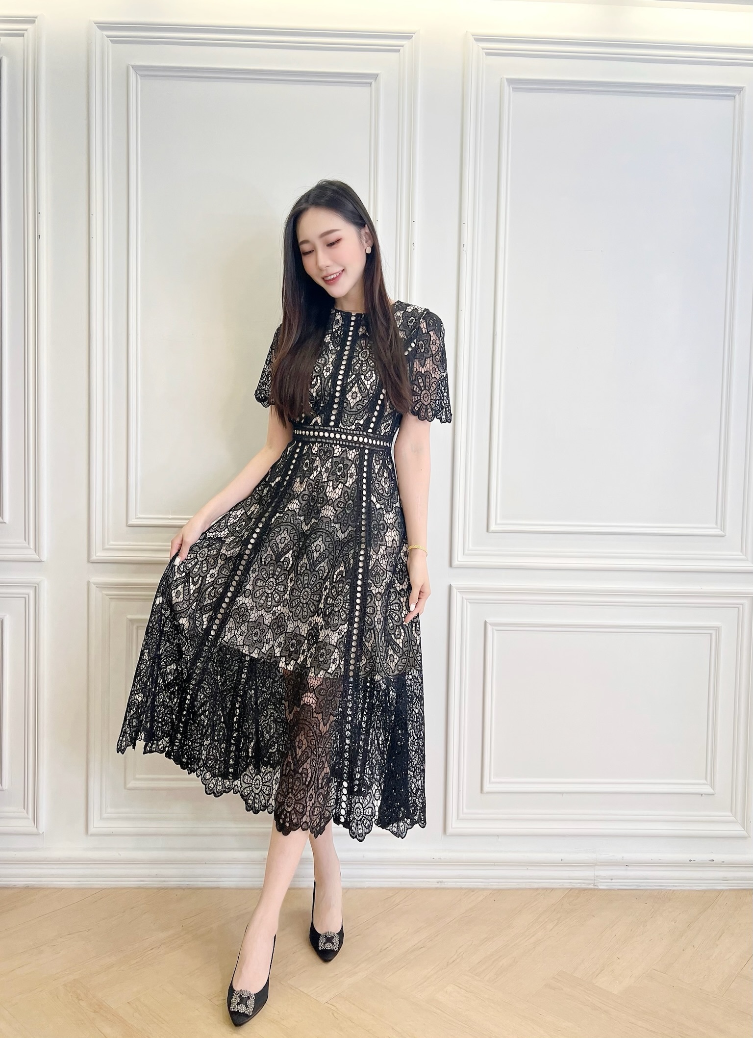 細緻雕花蕾絲短袖長洋