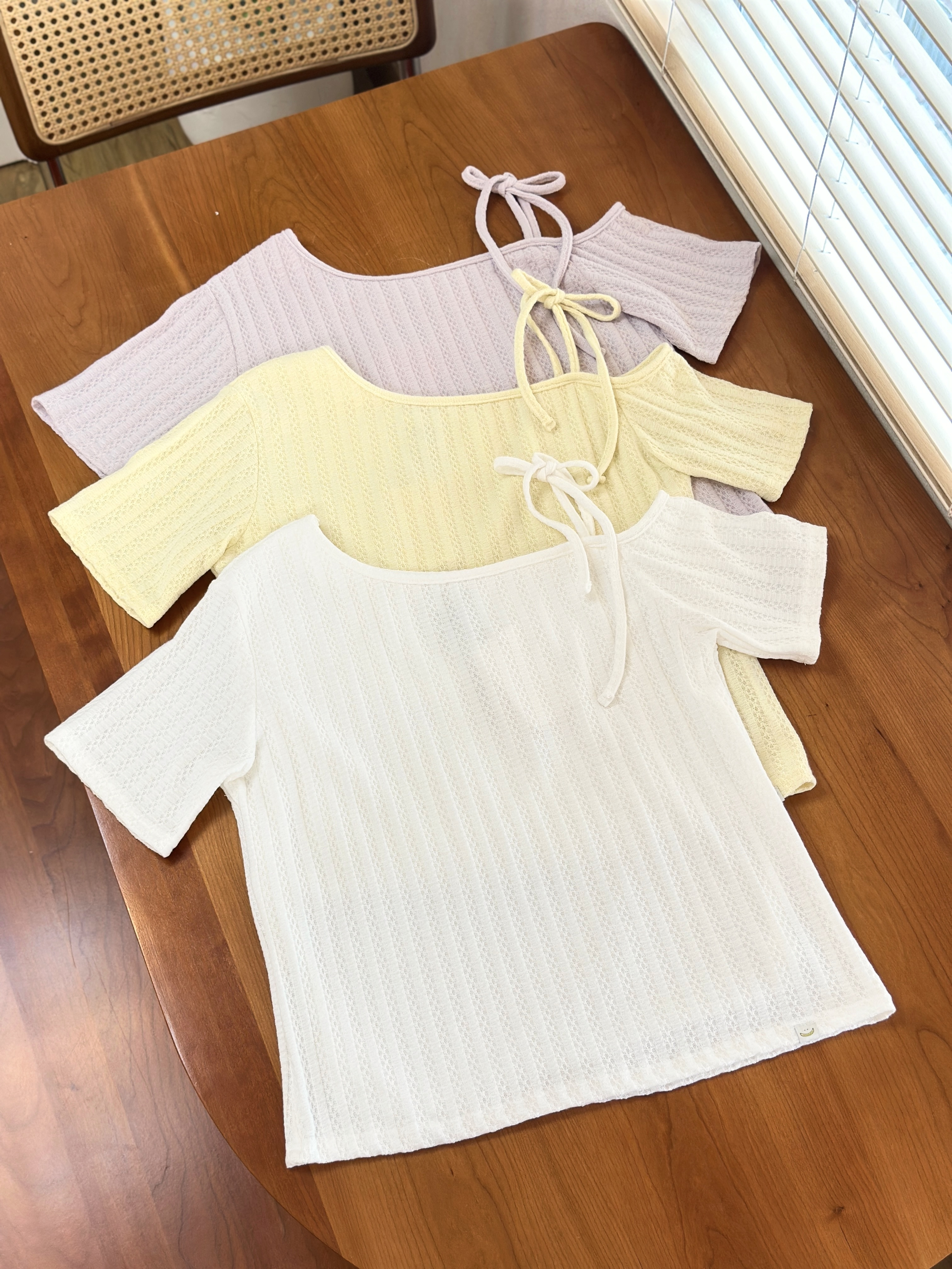 三色 / 針織蝴蝶結露肩短袖上衣 / Bow-Tie One-Shoulder Knit Top