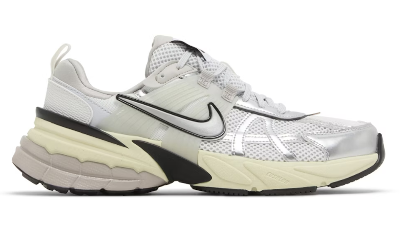 NIKE / NIKE V2K RUN女性專用跑鞋 /米白/銀 / JUL25
