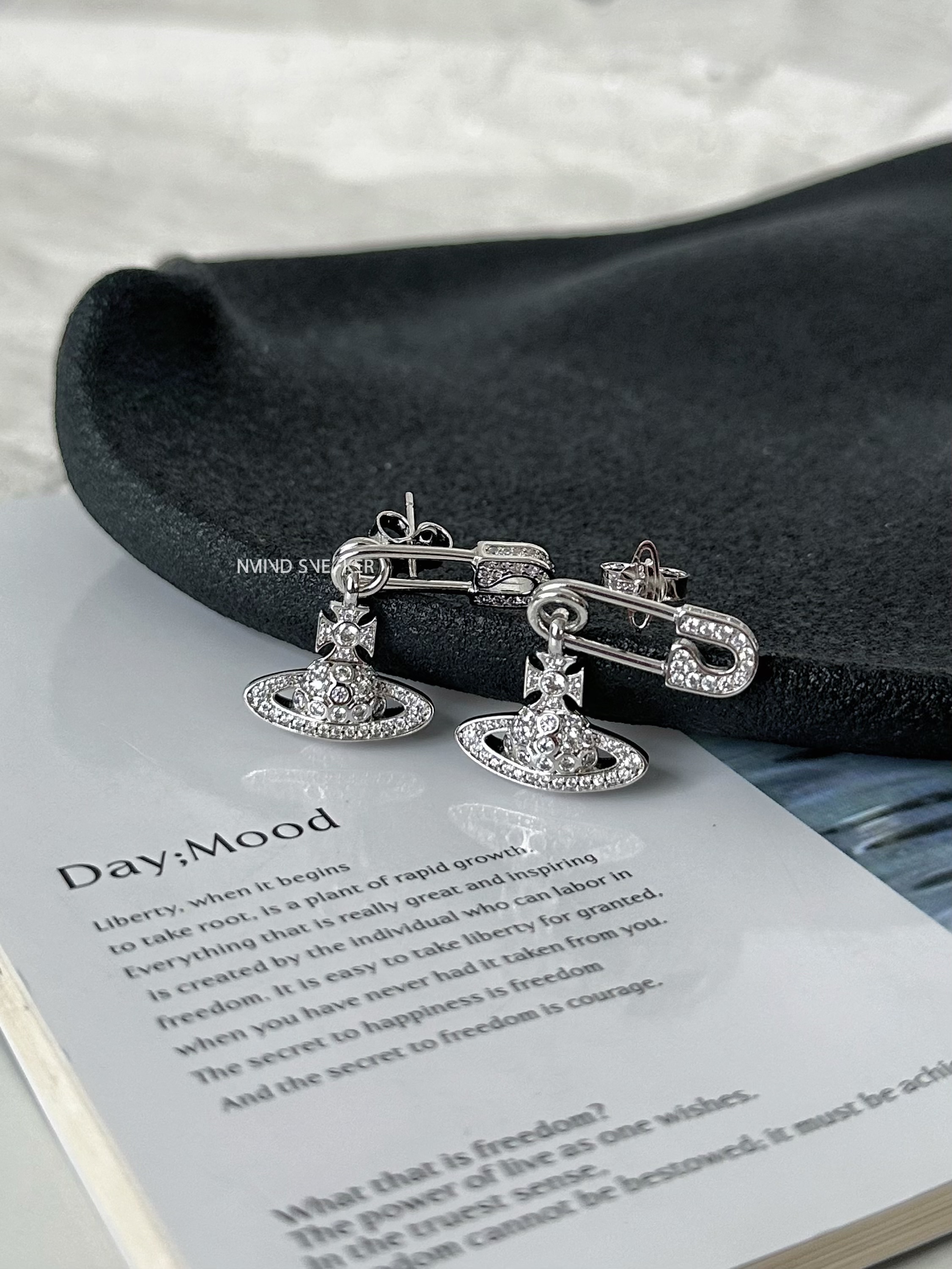 <快速出貨> Vivienne Westwood 滿鑽別針星球耳環