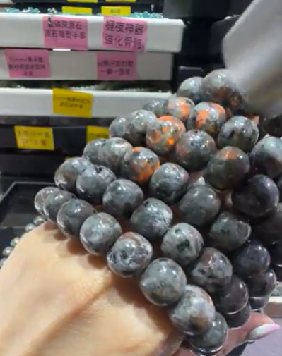 250711 - A25 11mm+閃亮火焰石老型珠手串