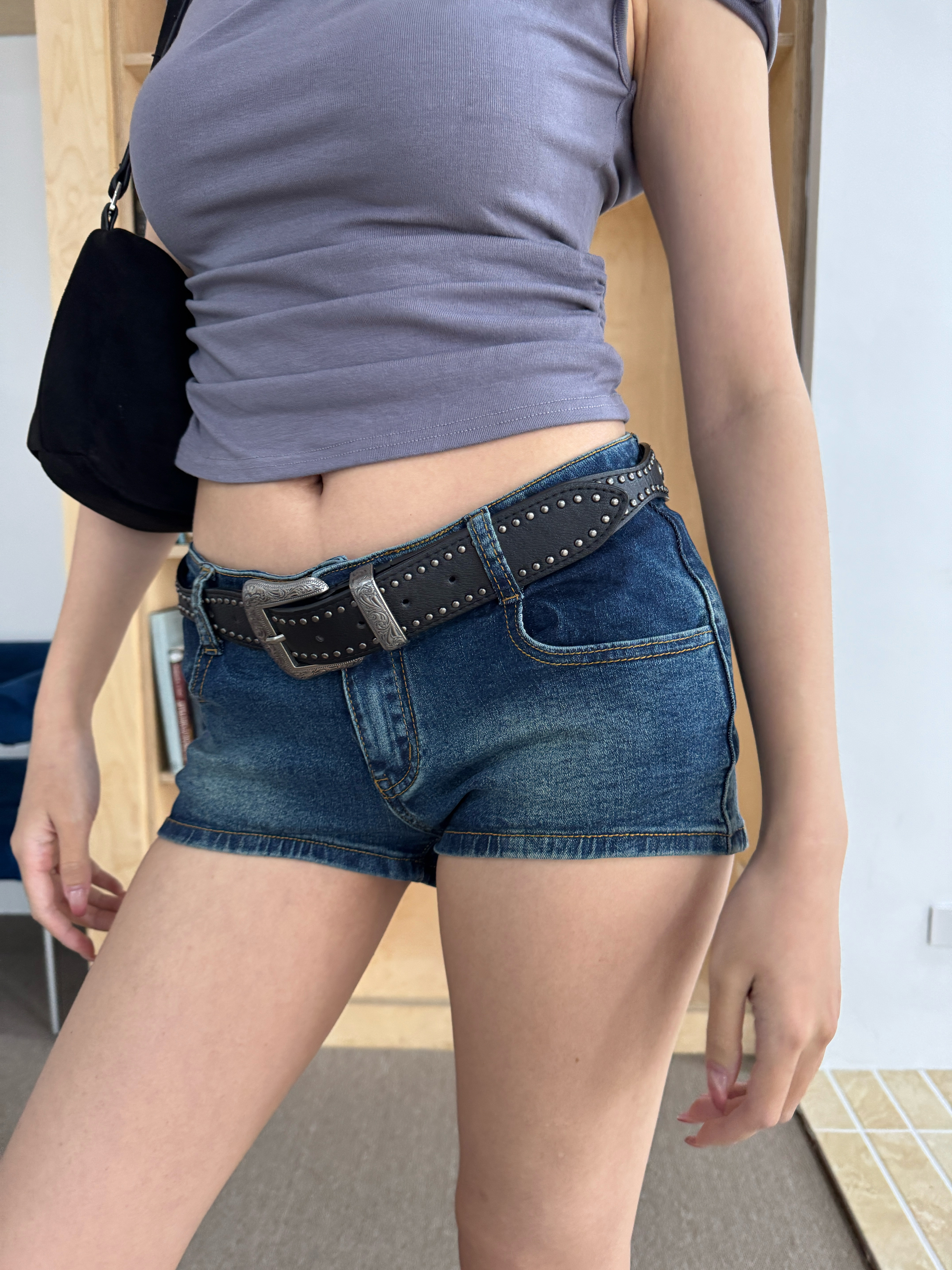 補胯修身！低腰辣妹牛仔短褲(2色)