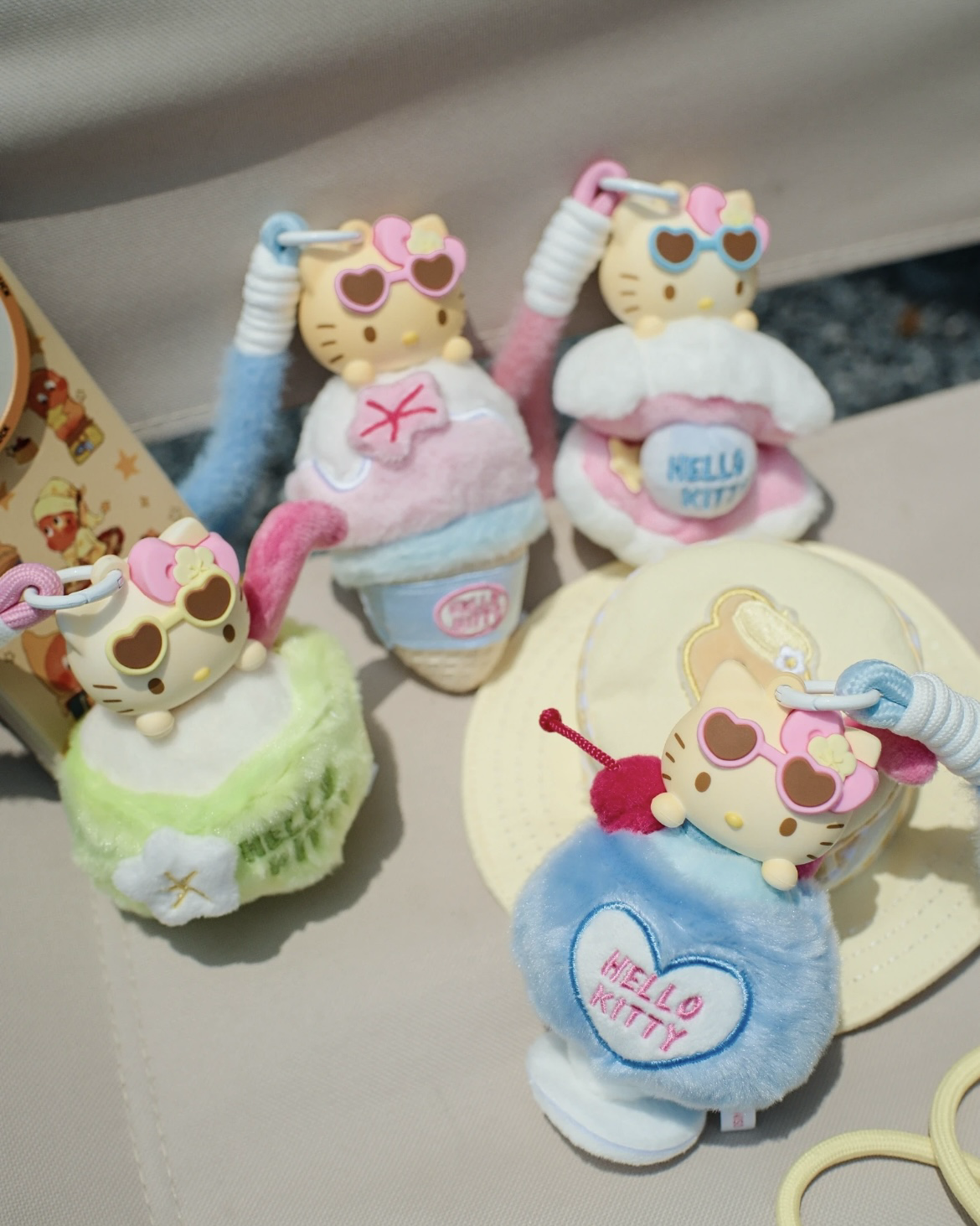 <官方正版>三麗鷗 Hello Kitty 夏日黑皮系列 香薰盲盒 變色 毛絨吊飾 掛件