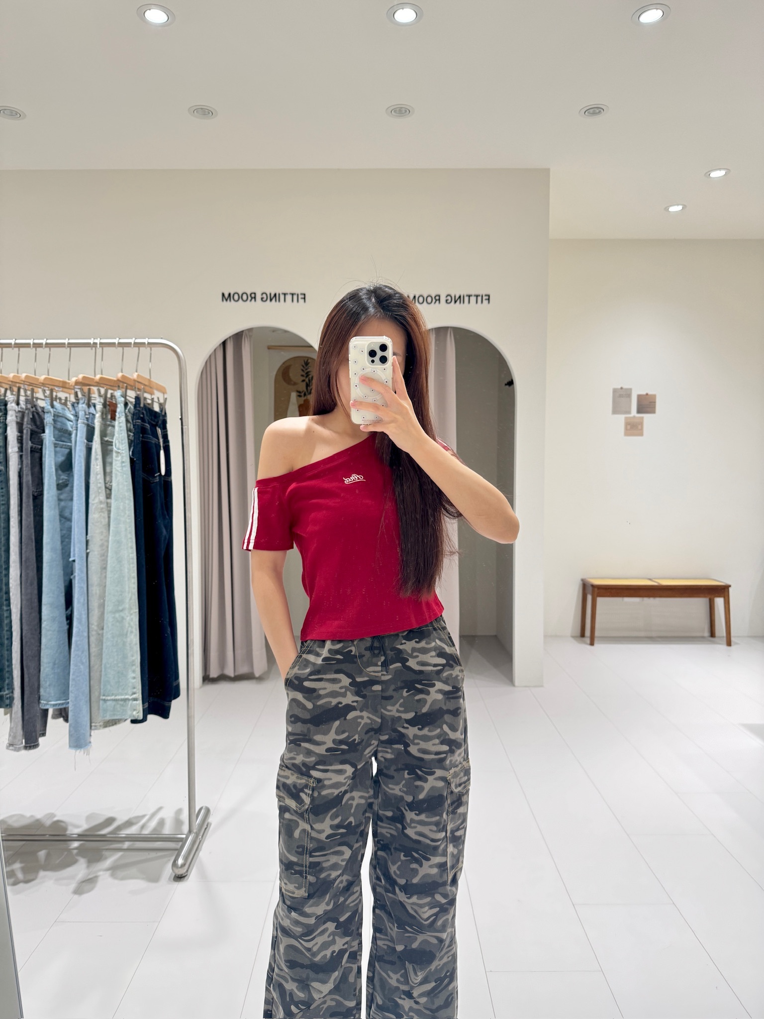 字母斜肩刺繡短袖