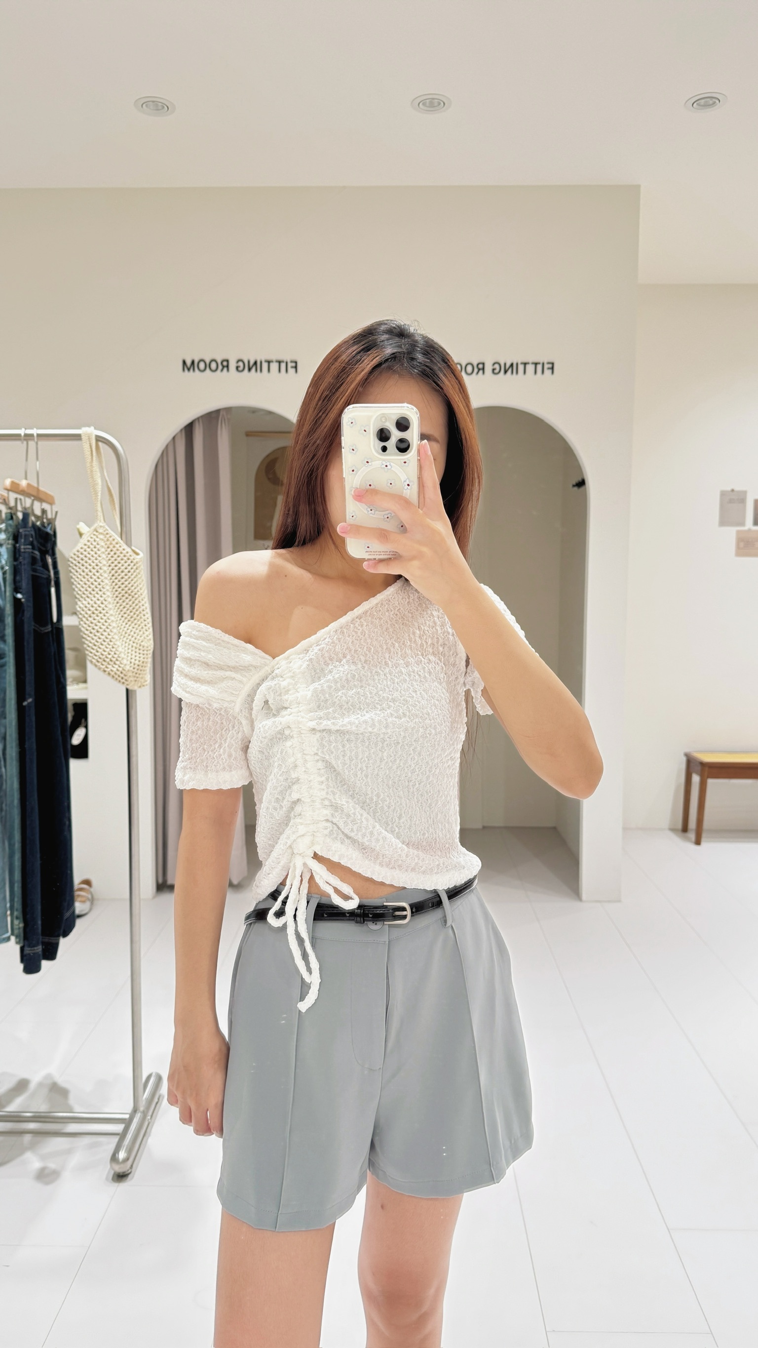 蕾絲不對稱領口抽繩上衣