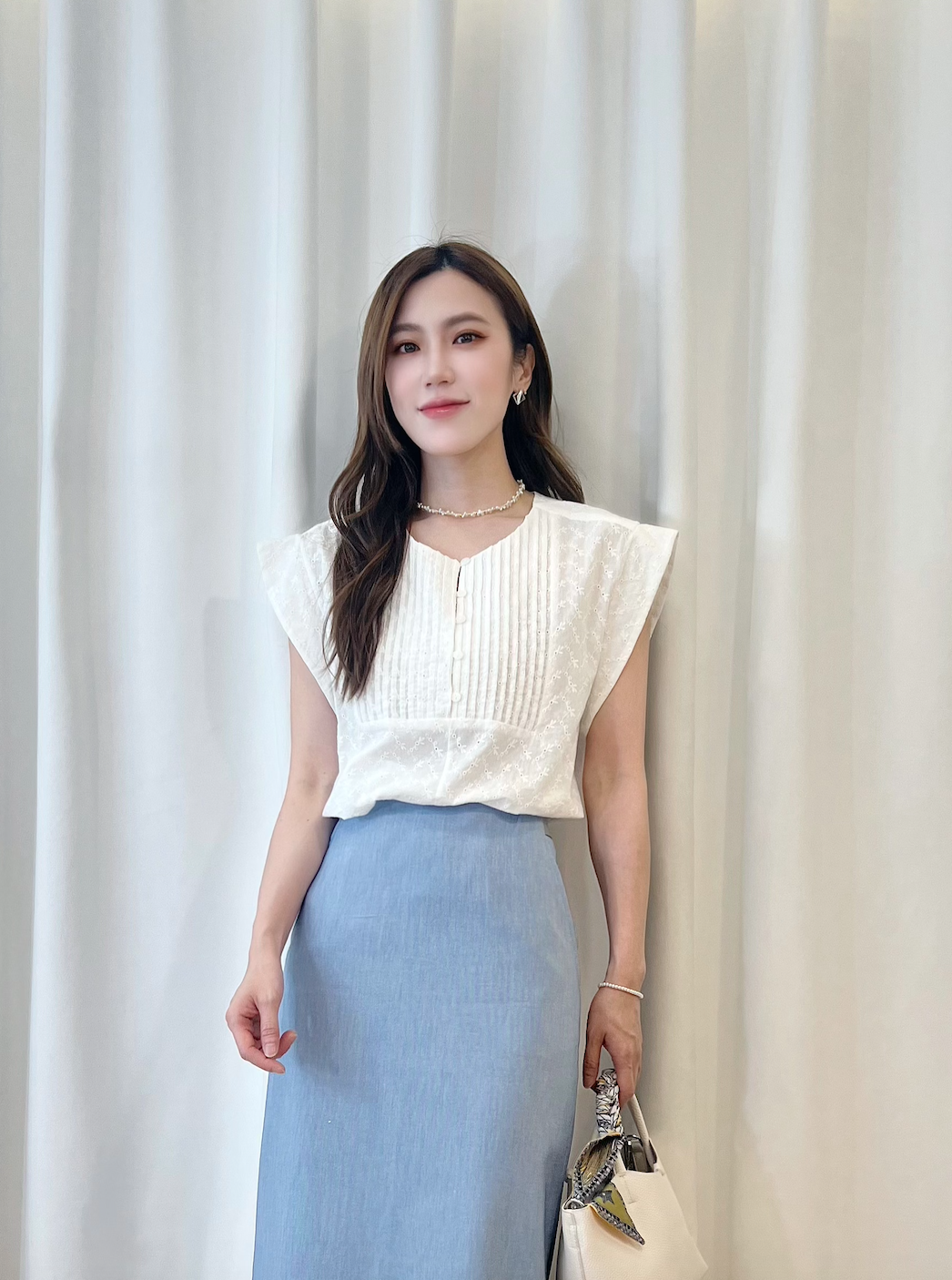 短袖簍空刺繡小釦子上衣