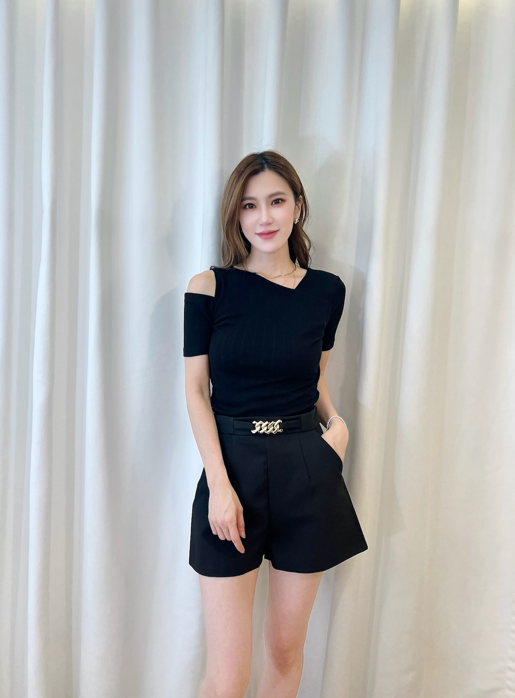 露肩斜領羅紋針織上衣