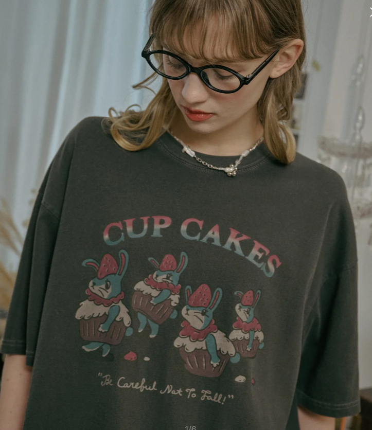 CPGN STUDIO / 紙杯蛋糕圖案短袖T恤 / 煙燻黑 /   JUL25