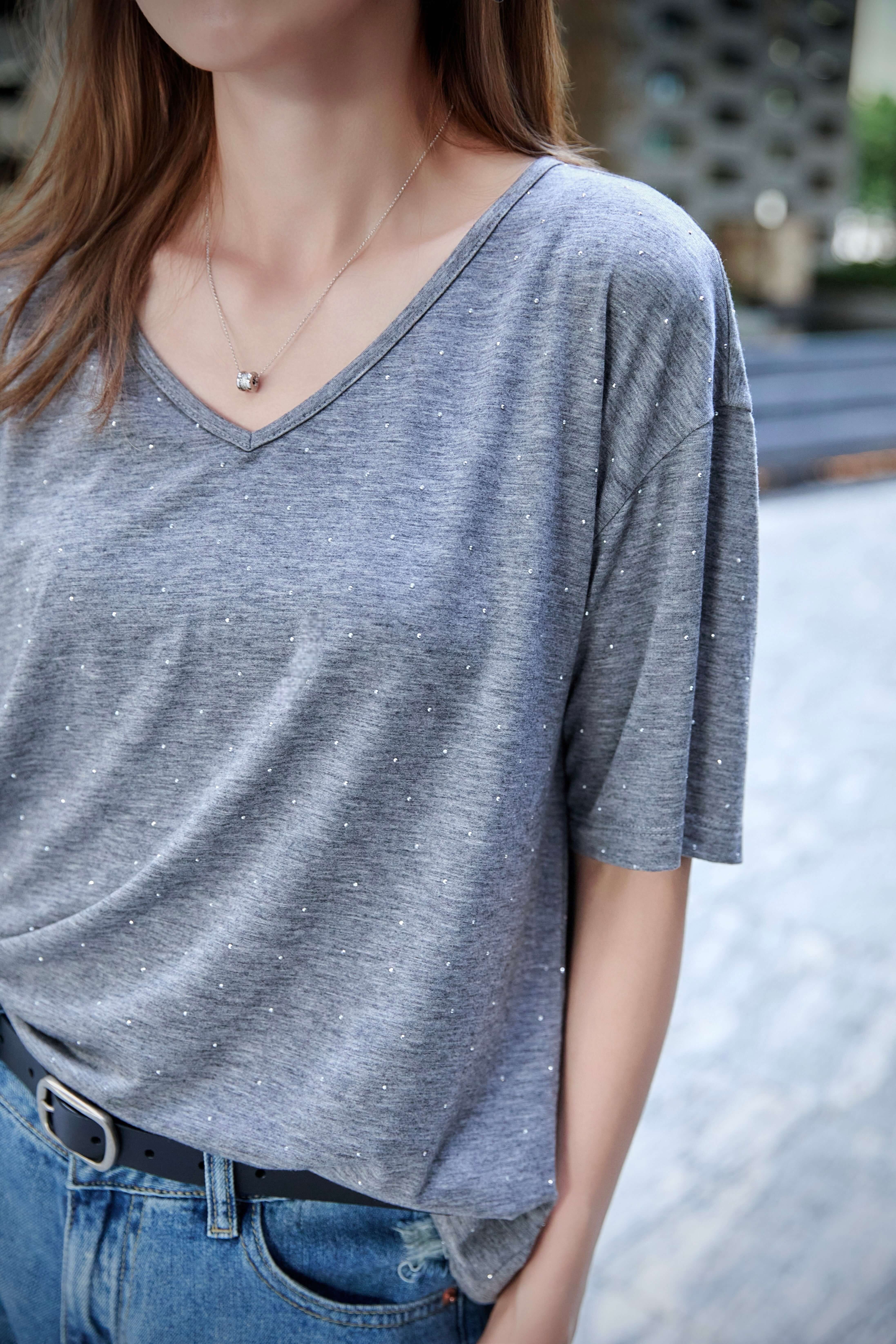 Crystal-Embellished V-Neck Oversized Tee_TP257L16