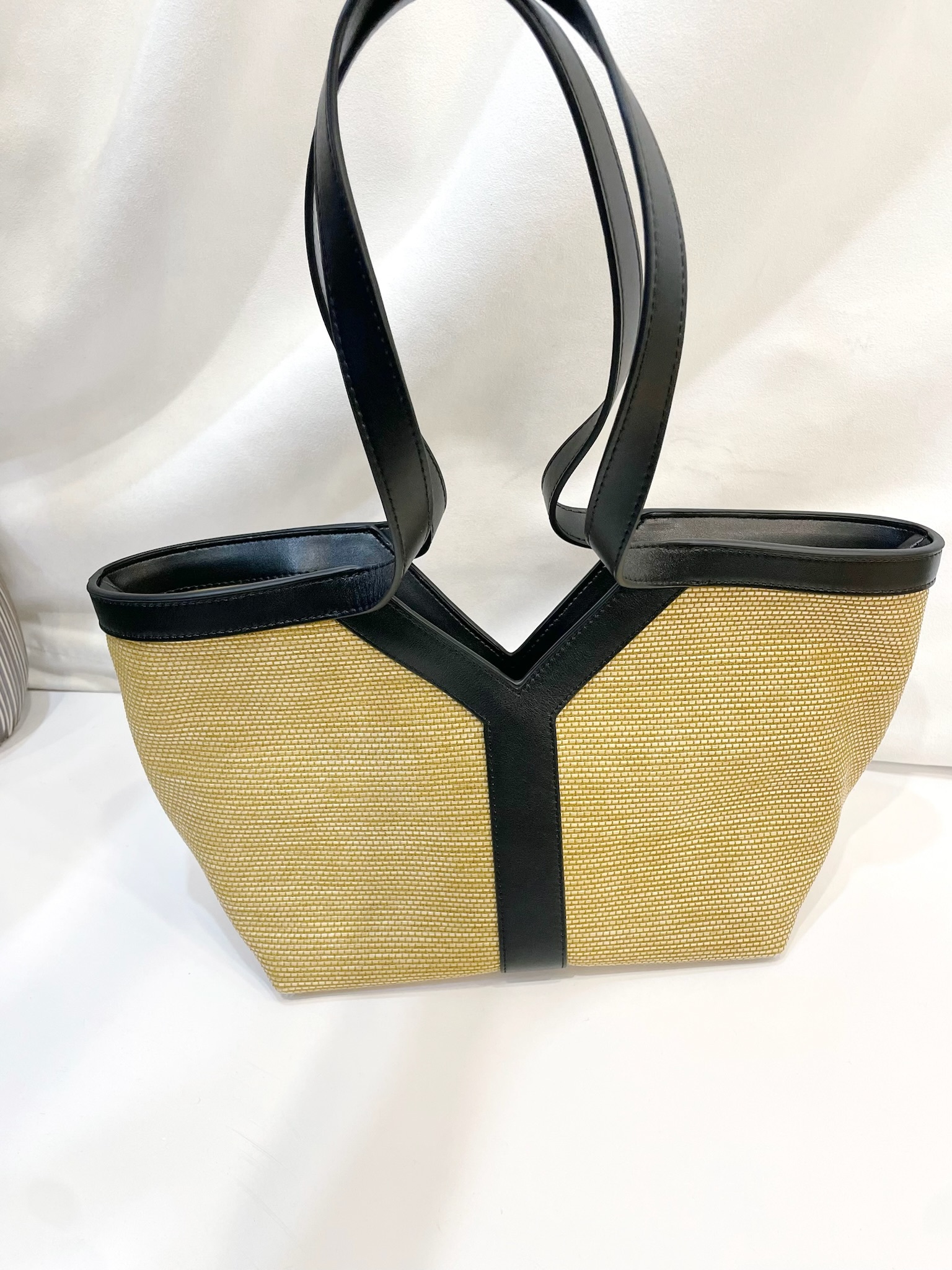 細緻皮邊藤編包