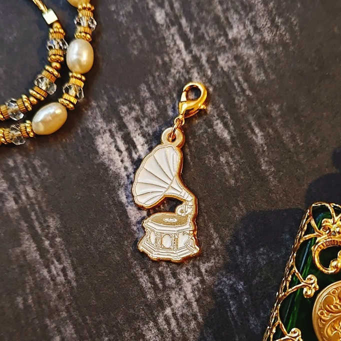 曼殊沙華．金屬烤漆手帳吊飾 留聲機