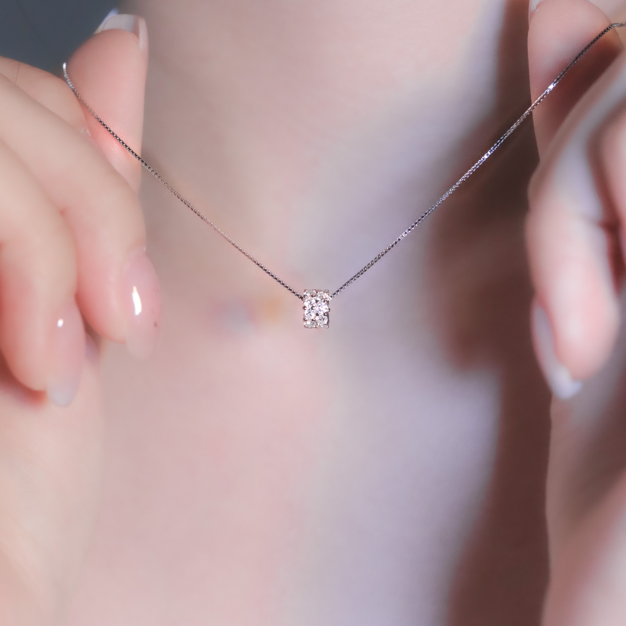 | 925純銀・厚鍍白金・莫桑石 | 鑽光小鈴鼓項鍊 | NE1422 |