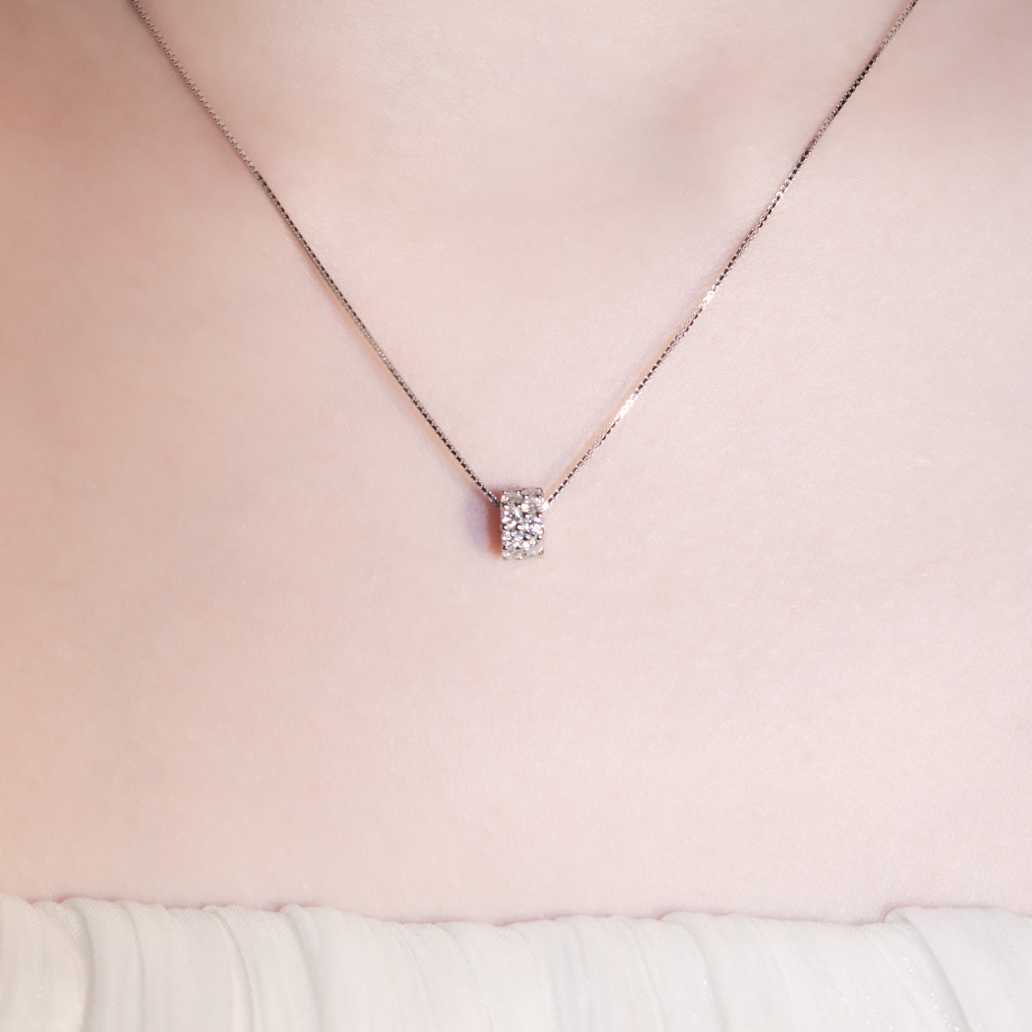 | 925純銀・厚鍍白金・莫桑石 | 鑽光小鈴鼓項鍊 | NE1422 |