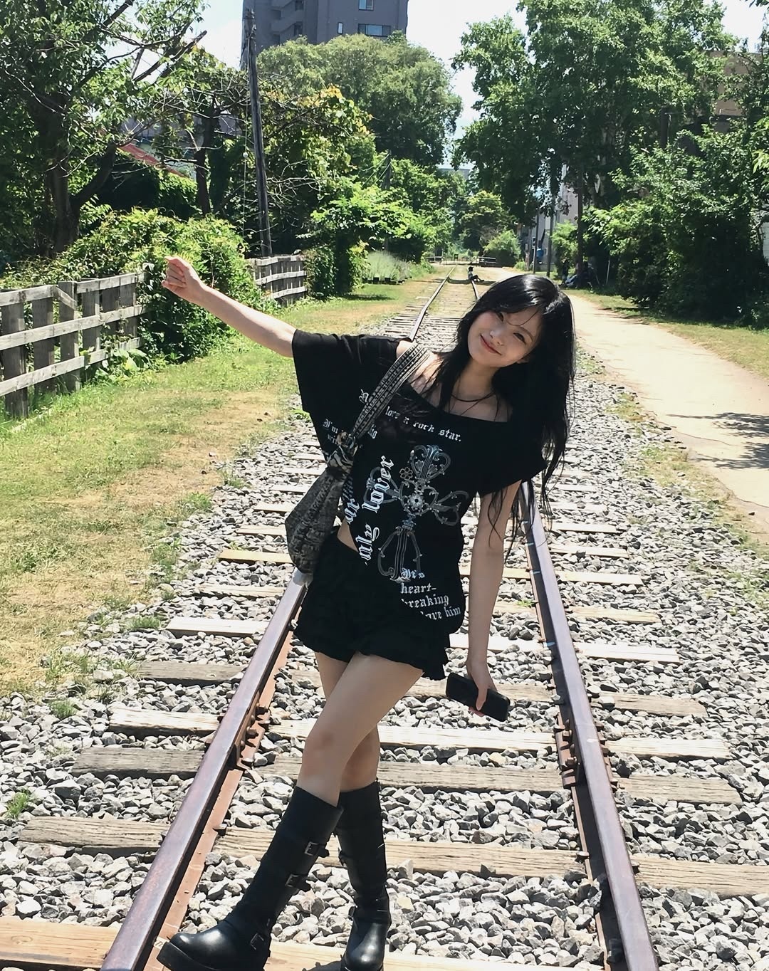 [KARINA同款] illio - LOVER ONE SHOULDER T-SHIRTS (BLACK)