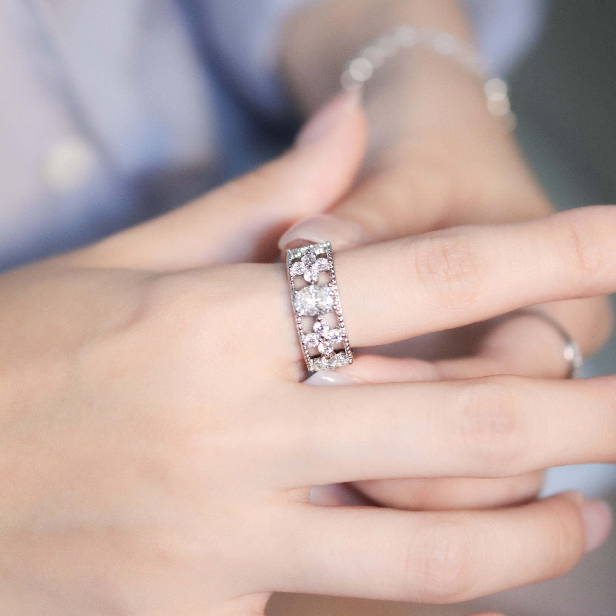 | 925純銀・厚鍍白金・莫桑石 | 鑽光幸福路徑戒指  | RI0890 |