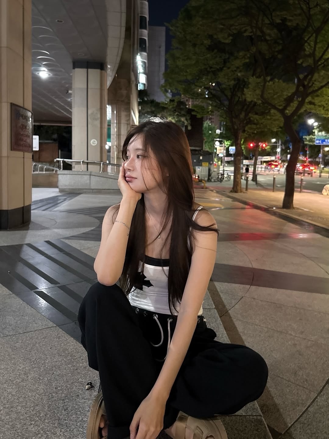 illio - FAUX LEATHER CROSS NECKLACE SLEEVELESS (WHITE)