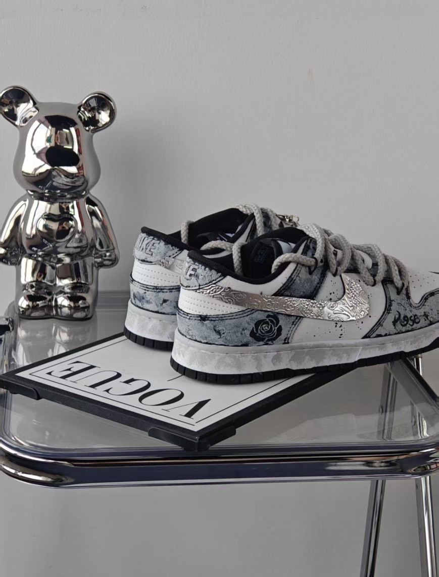 【訂製鞋款】Nike Dunk Low 銀錠 玫瑰 英文 暈染 噴墨 灰白 DD1391100(Team773-銀錠)