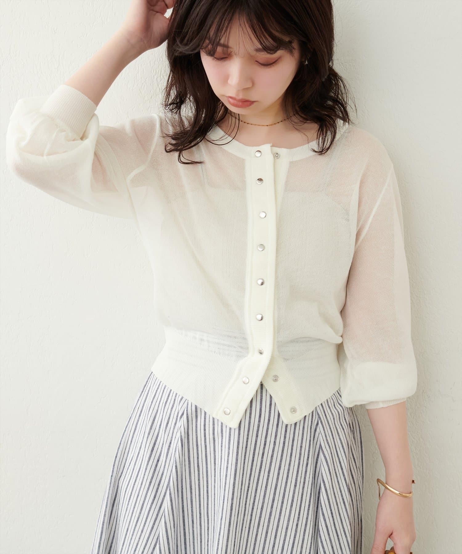 natural couture(ナチュラルクチュール)  ドット釦シアーカーデ白色（0351050800）