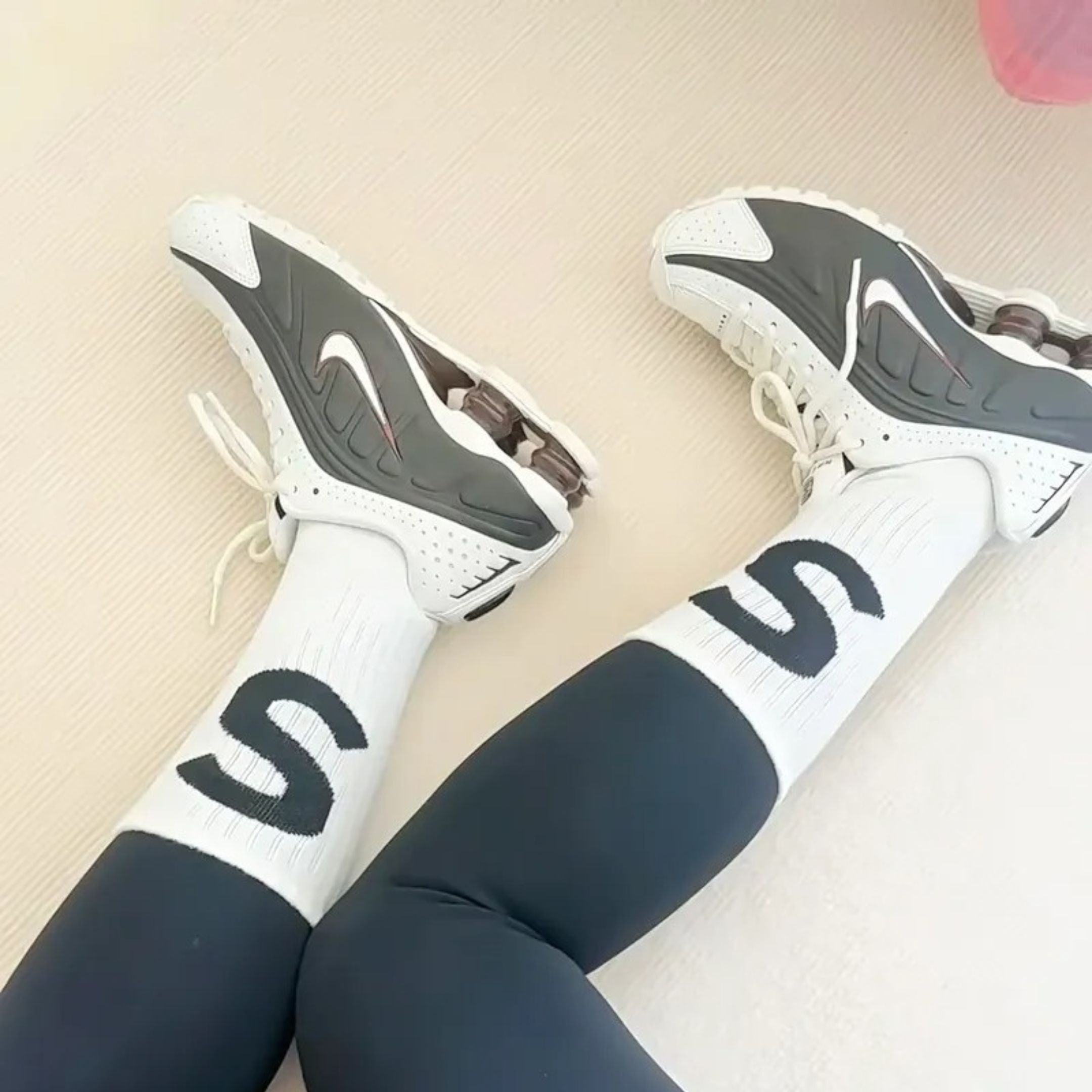 NICEDAY 現貨 NIKE W SHOX R4 白黑棕 黑白 氣墊 緩震 復古 反光 彈簧鞋 運動鞋 女鞋 AR3565-104