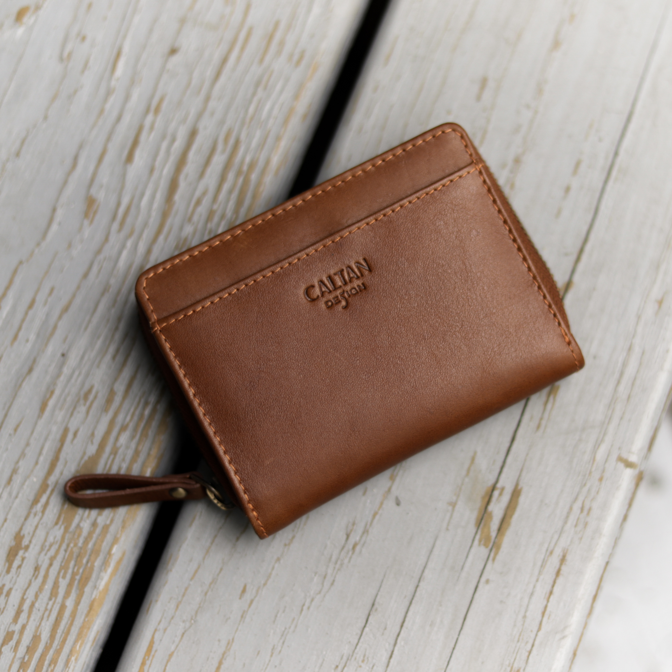 『新品上市』老爺有喜 簡約真皮ㄇ字型拉鍊時尚短夾(074350cd)