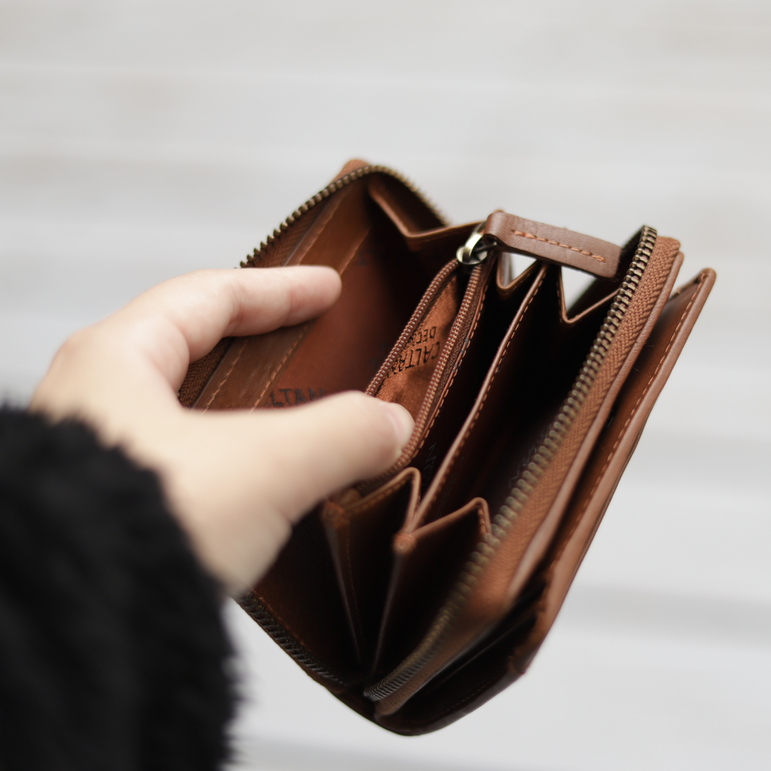 『新品上市』老爺有喜 簡約真皮ㄇ字型拉鍊時尚短夾(074350cd)