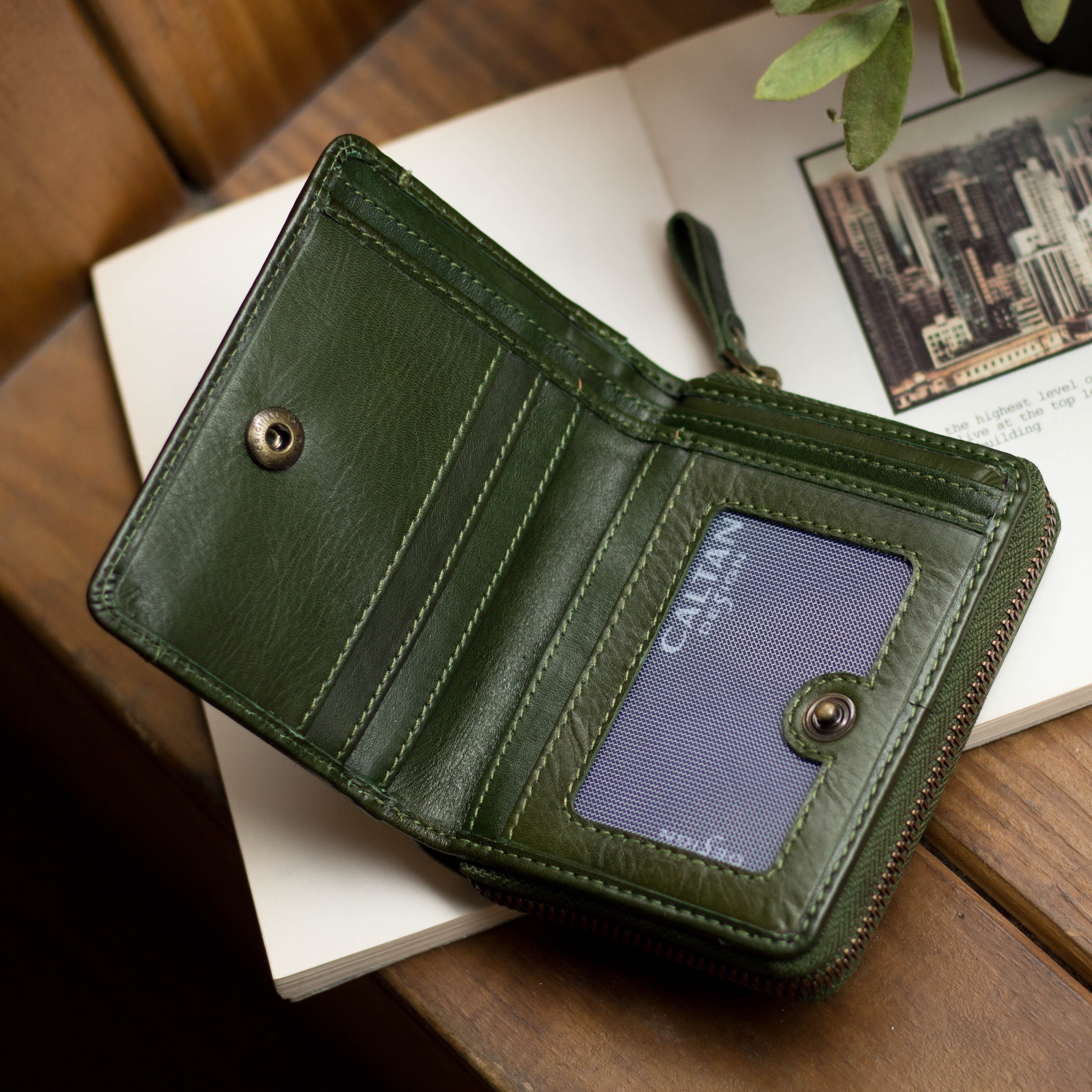 『新品上市』老爺有喜 簡約真皮ㄇ字型拉鍊時尚短夾(074350cd)