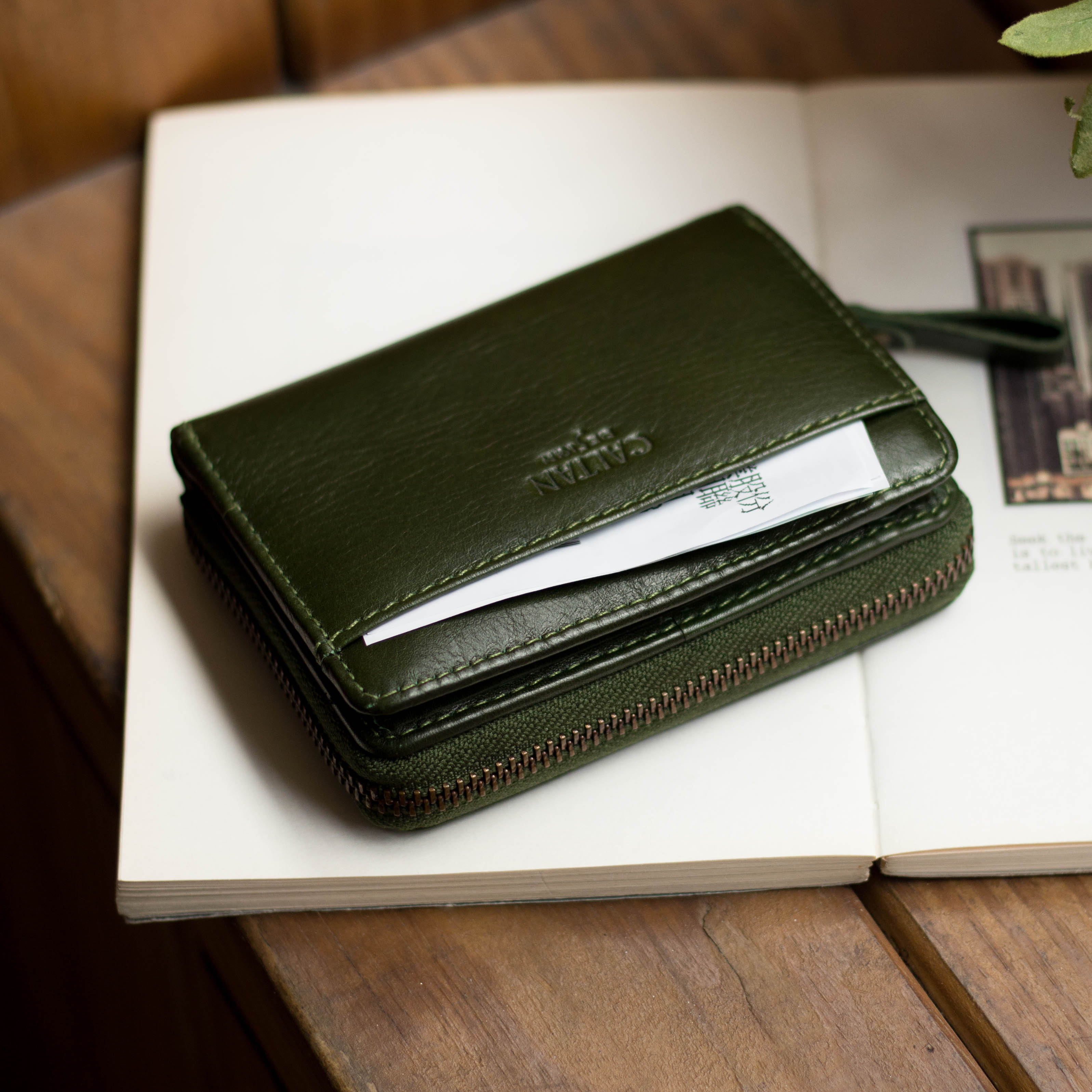 『新品上市』老爺有喜 簡約真皮ㄇ字型拉鍊時尚短夾(074350cd)