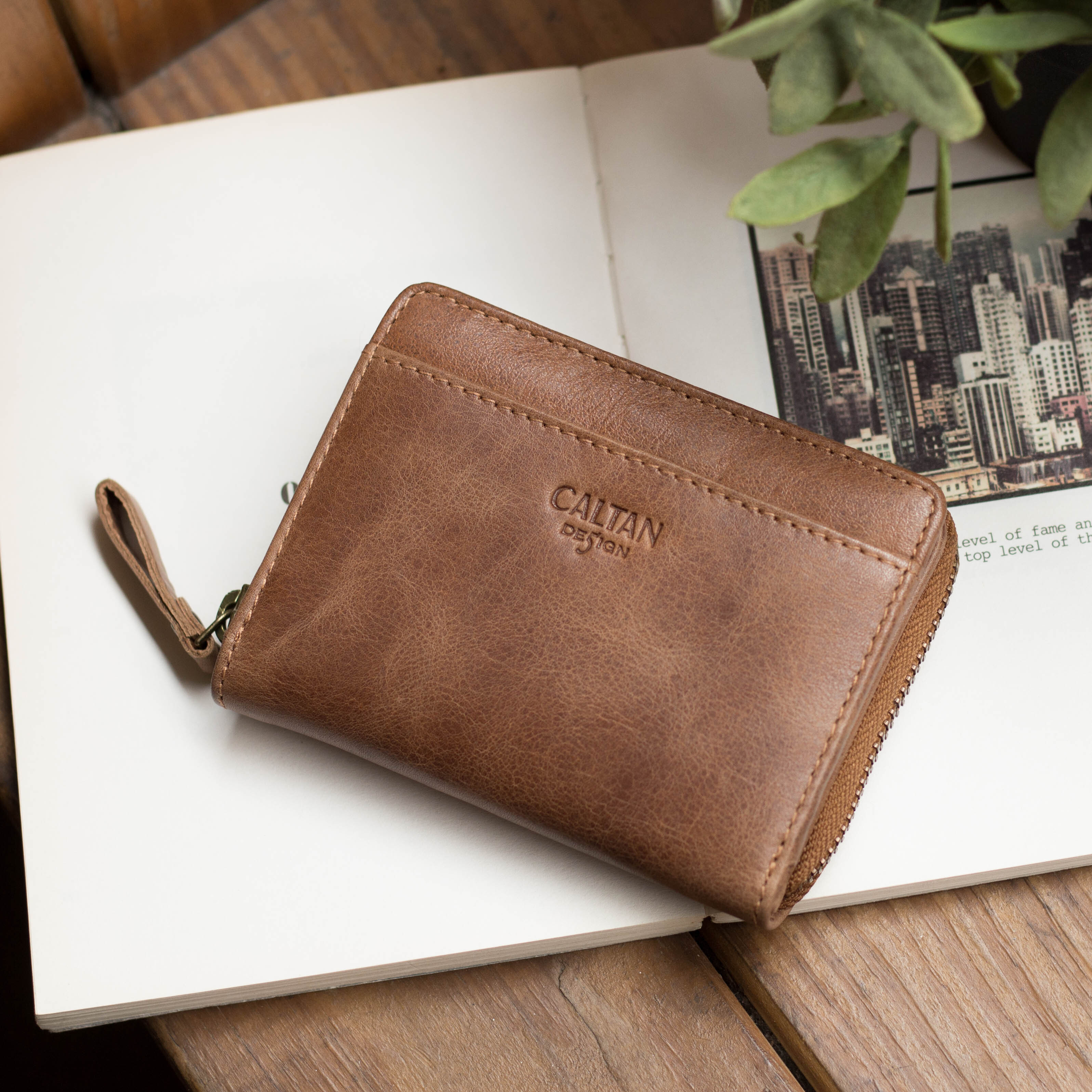 『新品上市』老爺有喜 簡約真皮ㄇ字型拉鍊時尚短夾(074350lt)