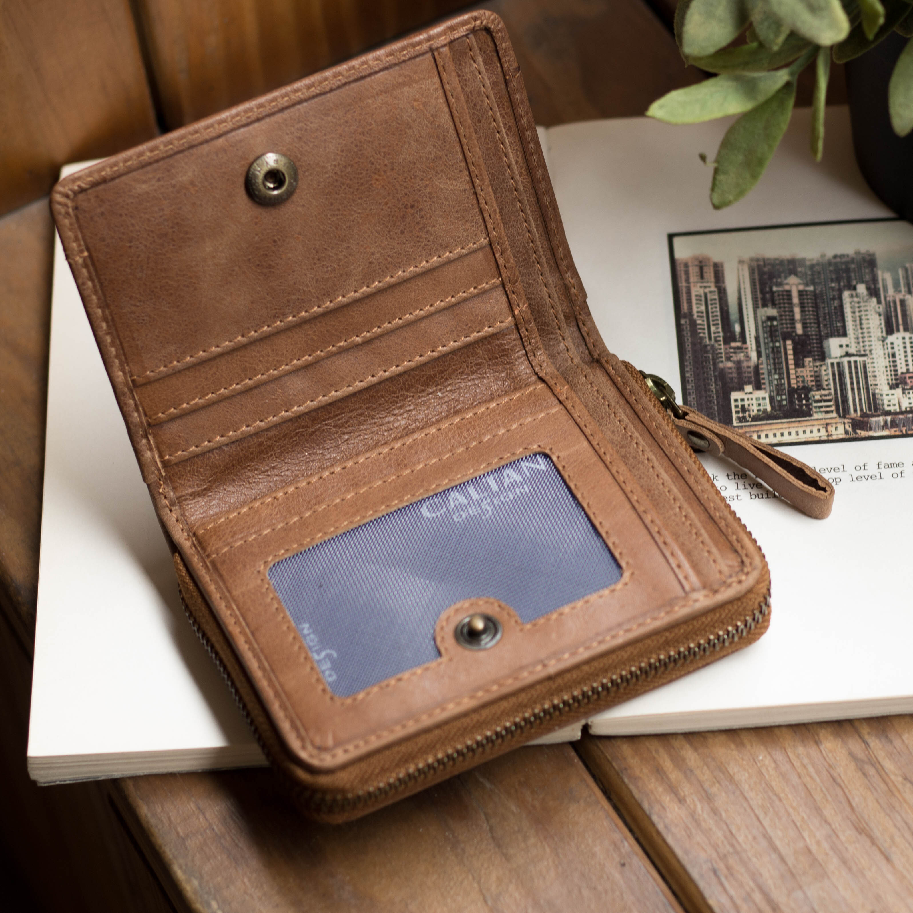 『新品上市』老爺有喜 簡約真皮ㄇ字型拉鍊時尚短夾(074350lt)