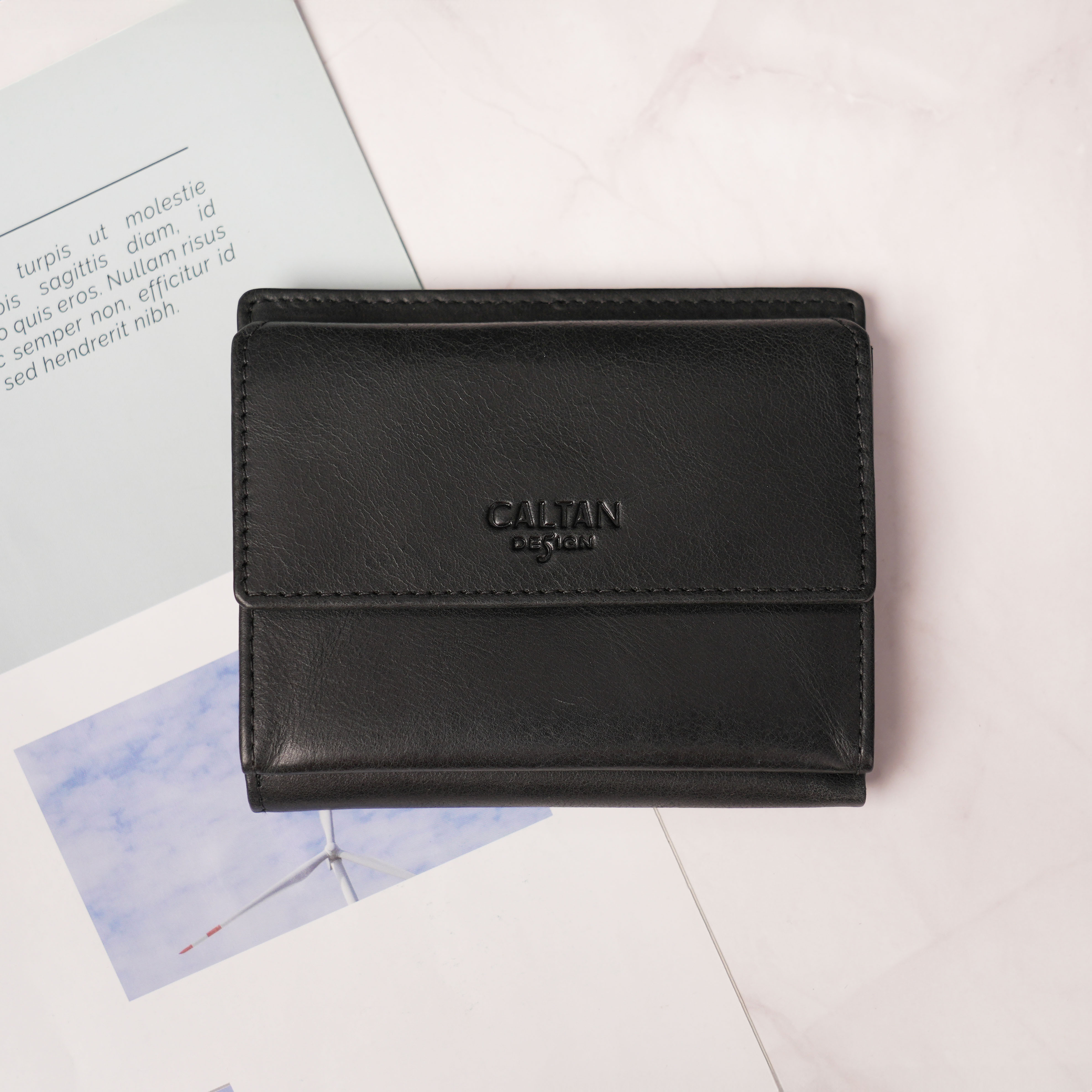 『新品上市』老爺有喜 溫情扣式對摺真皮短夾(075270bk)